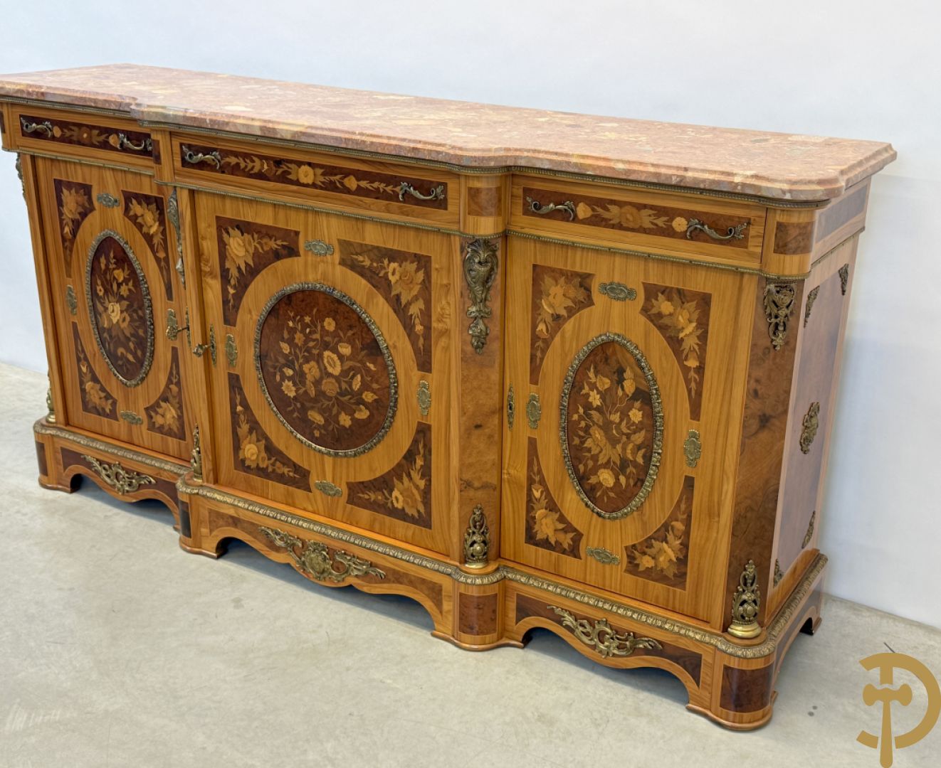 Notelaren driedeursdressoir met bloemenmarquetterie, bronsbeslag en marmeren blad