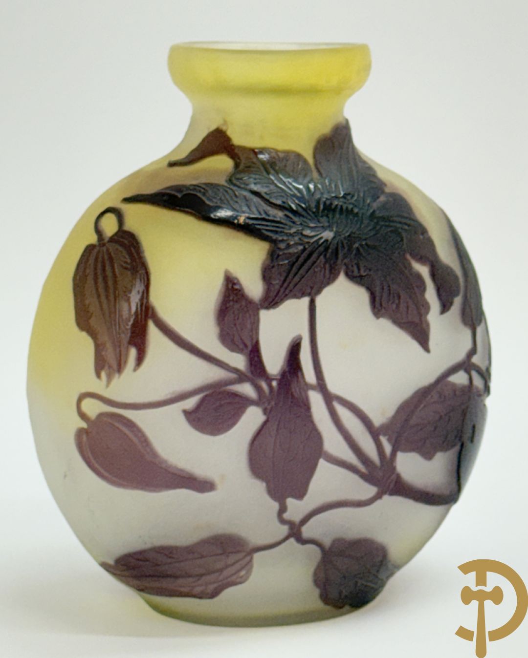 Art Nouveau vaas met gestyleerde bloemen, gezuurd en getekend Gallé