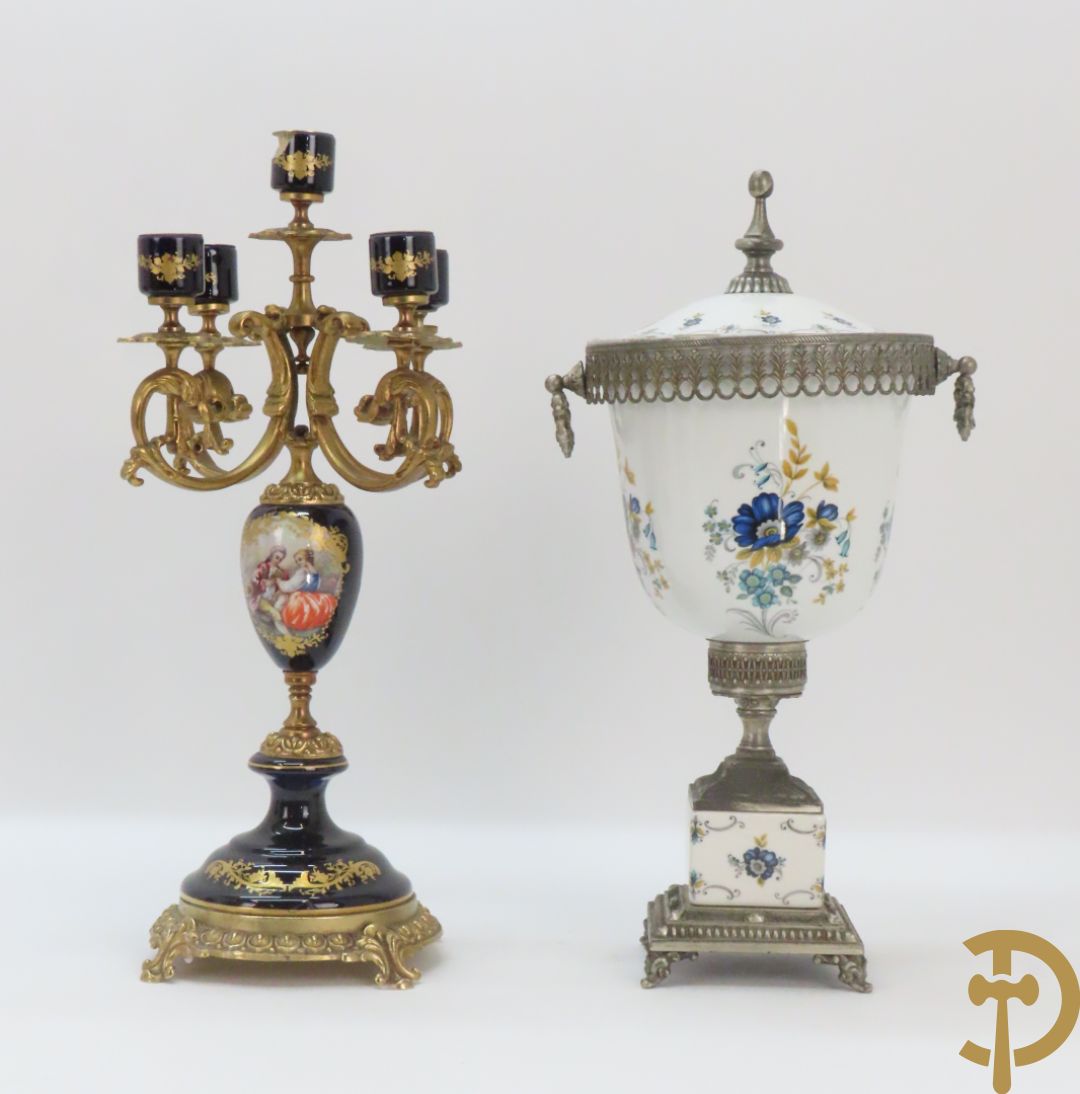 Twee porseleinen Stijl Sèvres cassolettes + dekselpotiche met bloemendecor + vijfarmige kandelaar Sèvres stijl, ACF