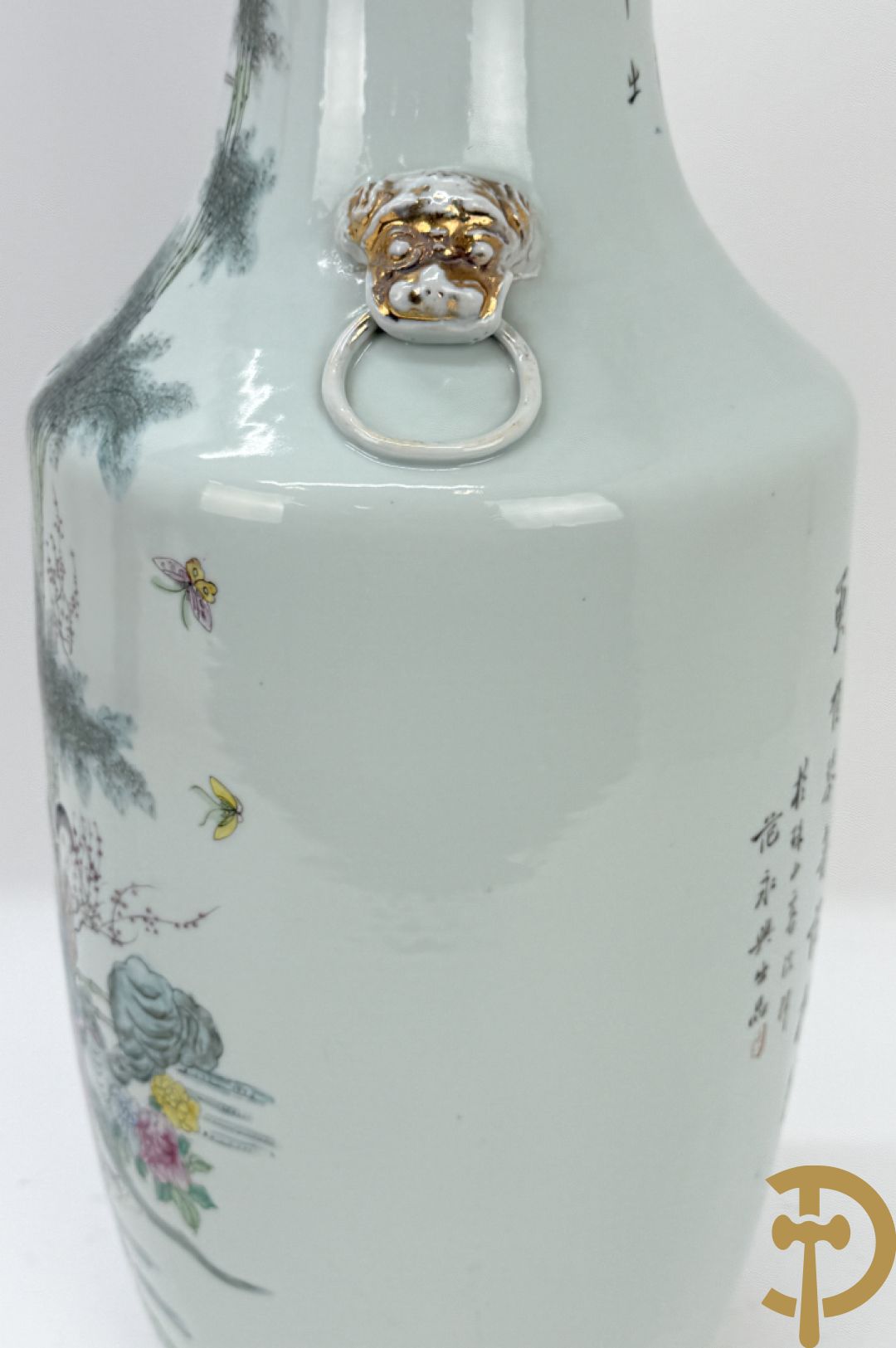 Paar Chinese porseleinen vazen met decor van dames in landschap