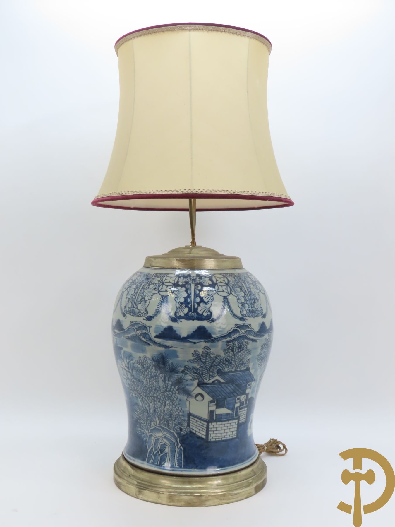 Chinese porseleinen potiche omgebouwd als lampadaire met geanimeerd landschapsdecor