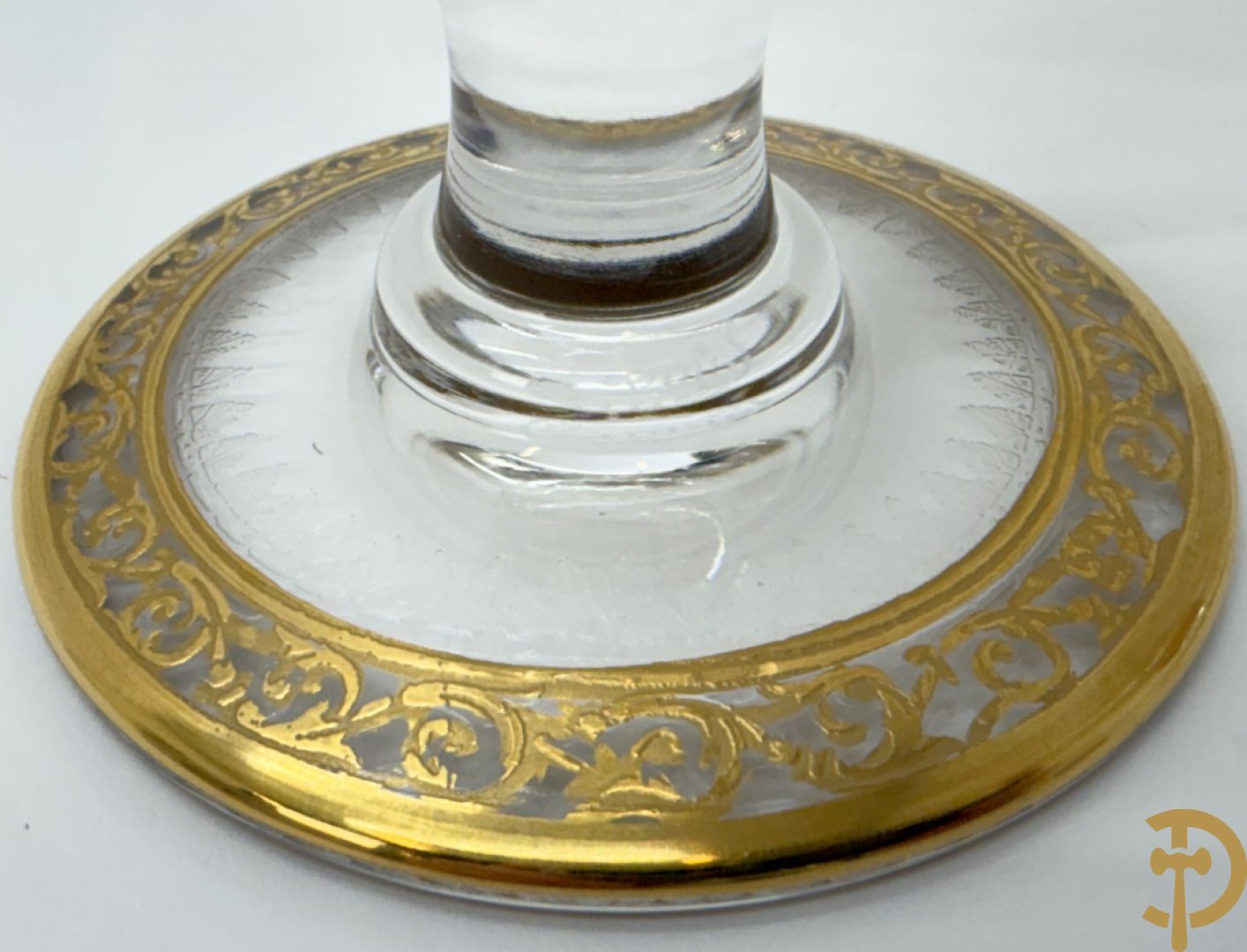 Paar lage kristallen kandelaars, Thistle Or, Saint Louis gemerkt