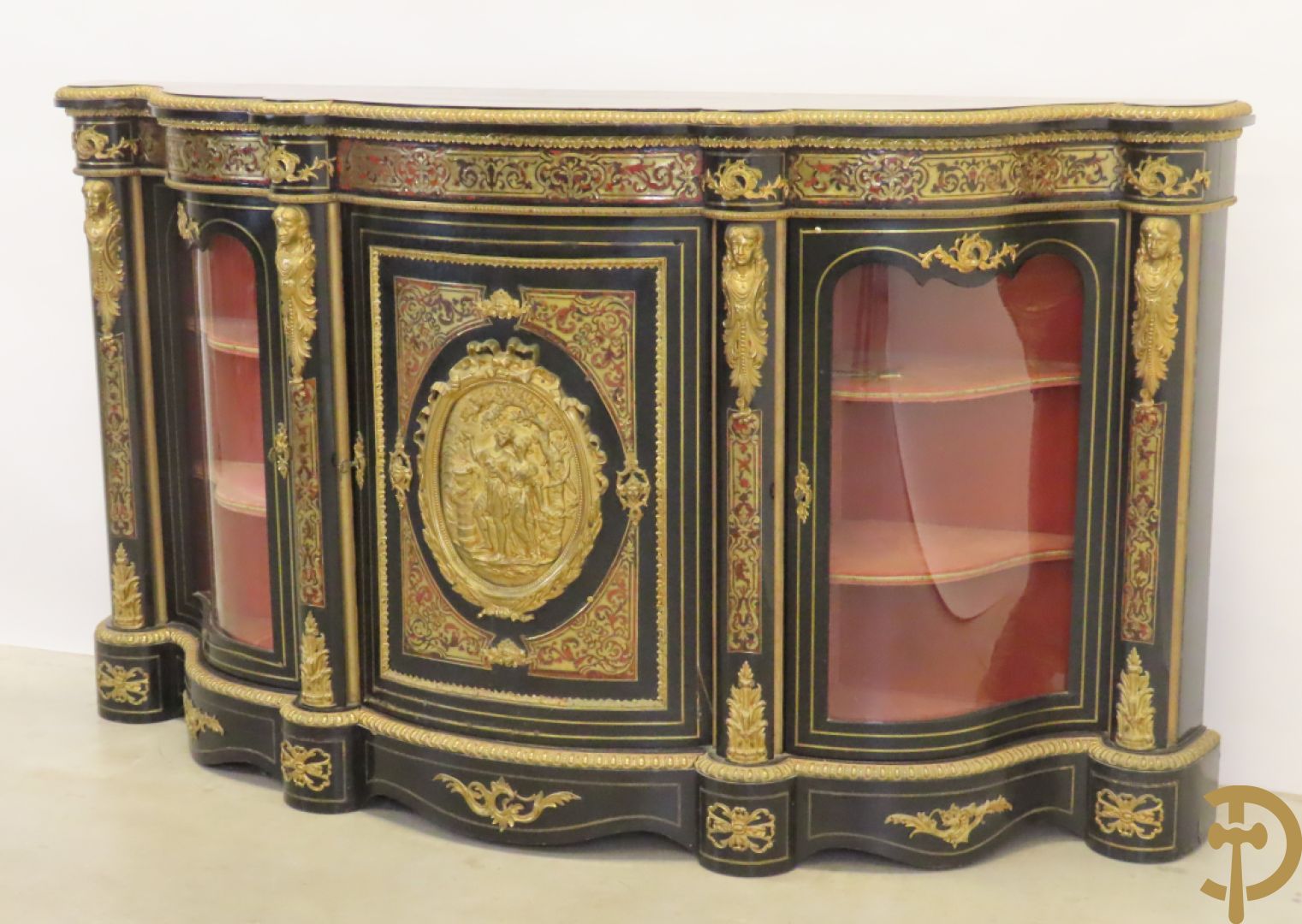 Napoleon III dressoir, centraal met bronnen plakkette omgeven door Louis XVI strik, met 2 zijdelingse vitrines met gebogen glas - stijlen bezet met bronzen dameshoofden
