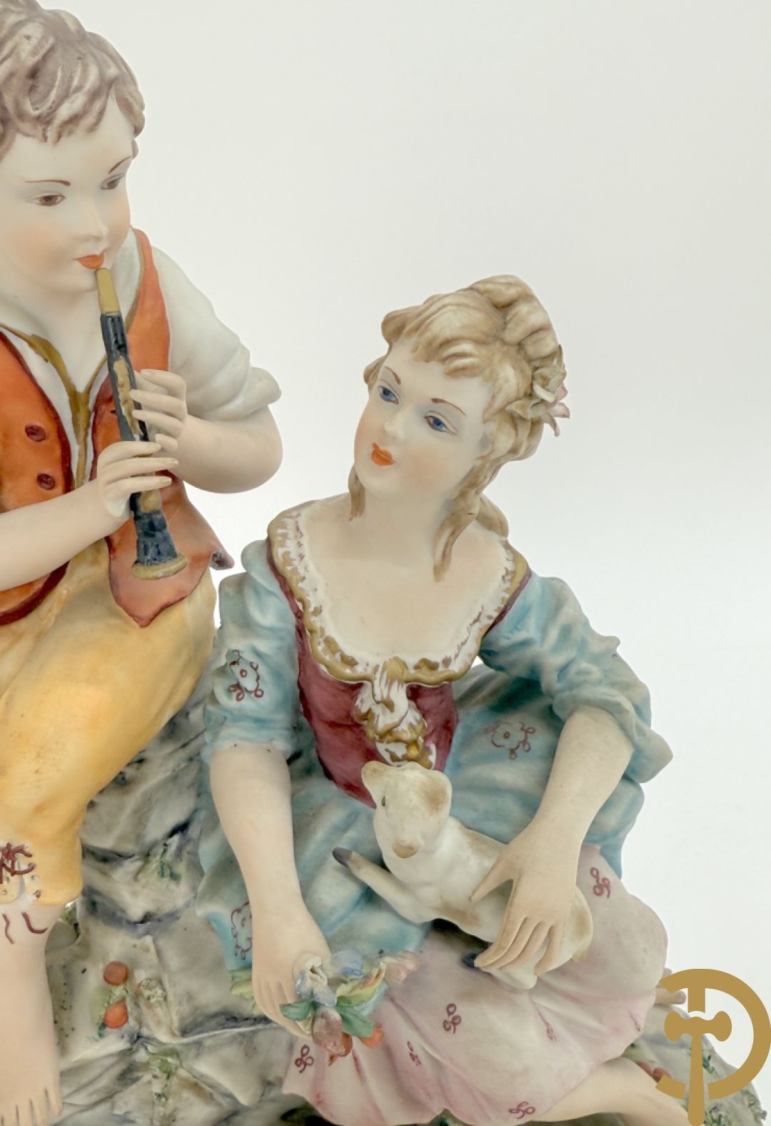 Zes porseleinen groepen Capo di Monte : Paarden met koets, oude man op bank, dame met kinderen, cupido