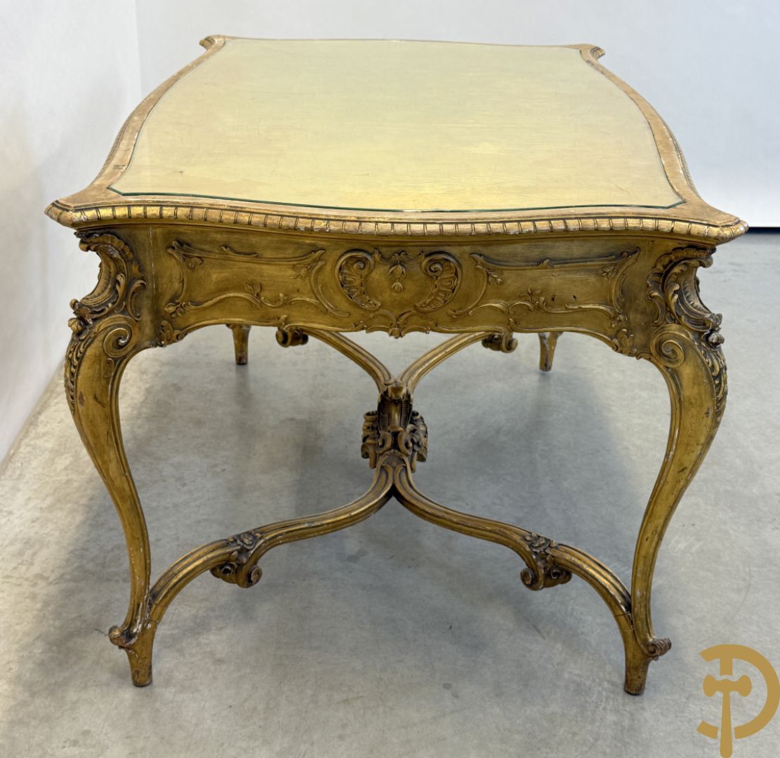 Vergulde tafel met rocailles en geslepen glazen blad op voluutvormige poten, Louis XV stijl