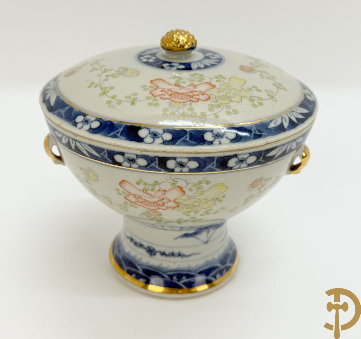 Chinese porseleinen coupe met deksel en vergulde oren