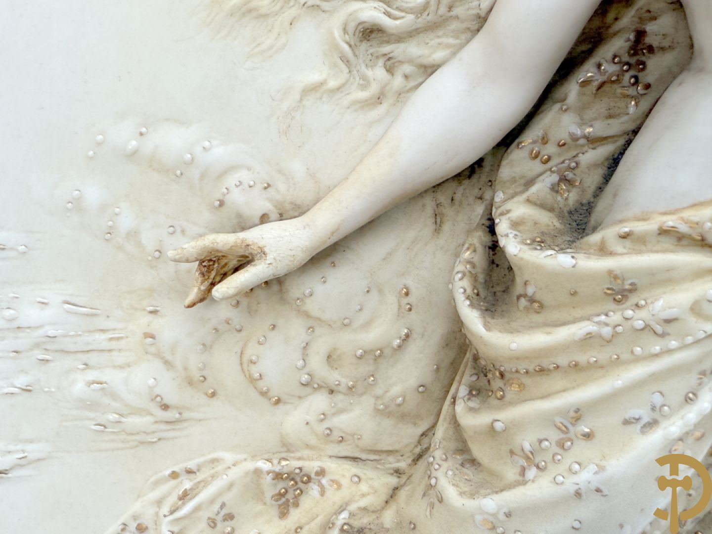 Paar ovale porseleinen plakkettes met elegante dame in bloemenveld