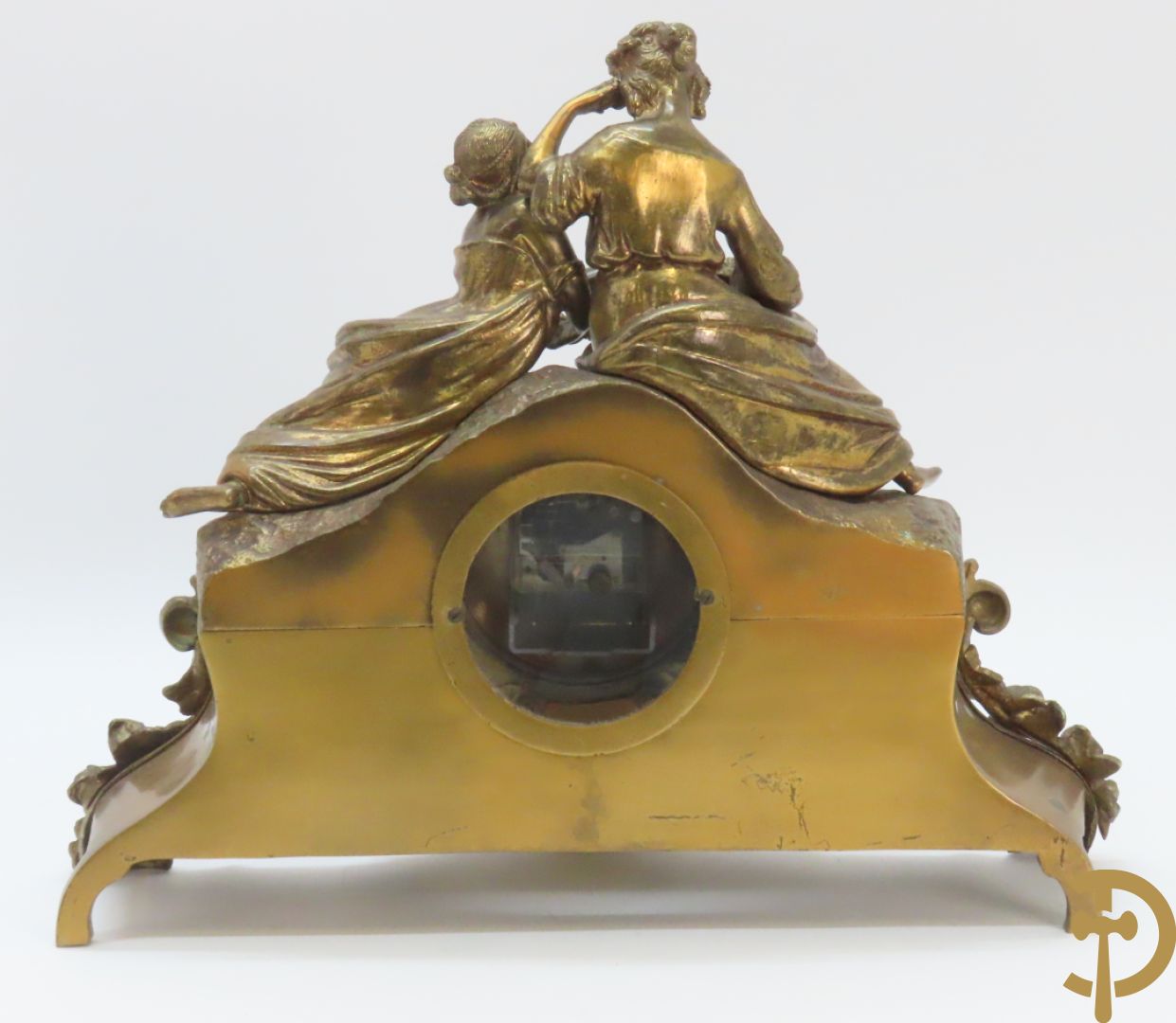 Driedelige bronzen garnituur bestaande uit pendule met 2 dames bovenaan, geflankeerd door paar zesarmige kandelaars