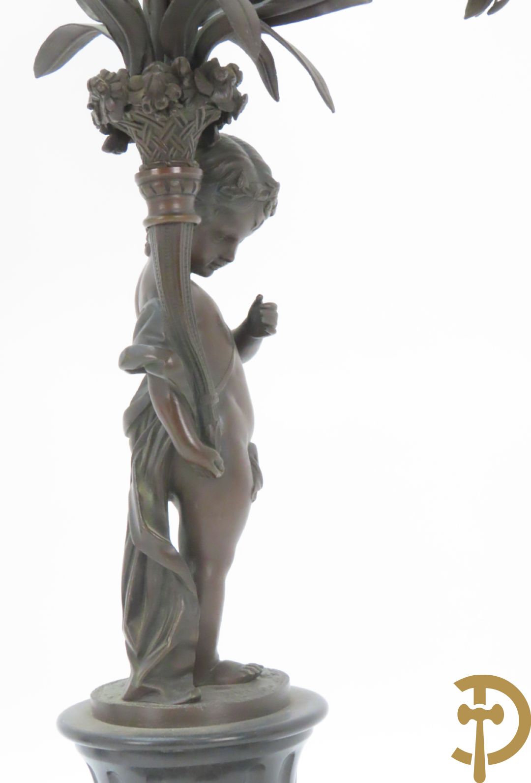 CLODION getekend - Paar elegante bronzen dames met tambour en fruit, geflankeerde door jonge faune, op marmeren klokstel - opgebouwd als garnituur met 2 kandelaars met bronzen kindjes dragende een toorts met bloemen en kaarsen