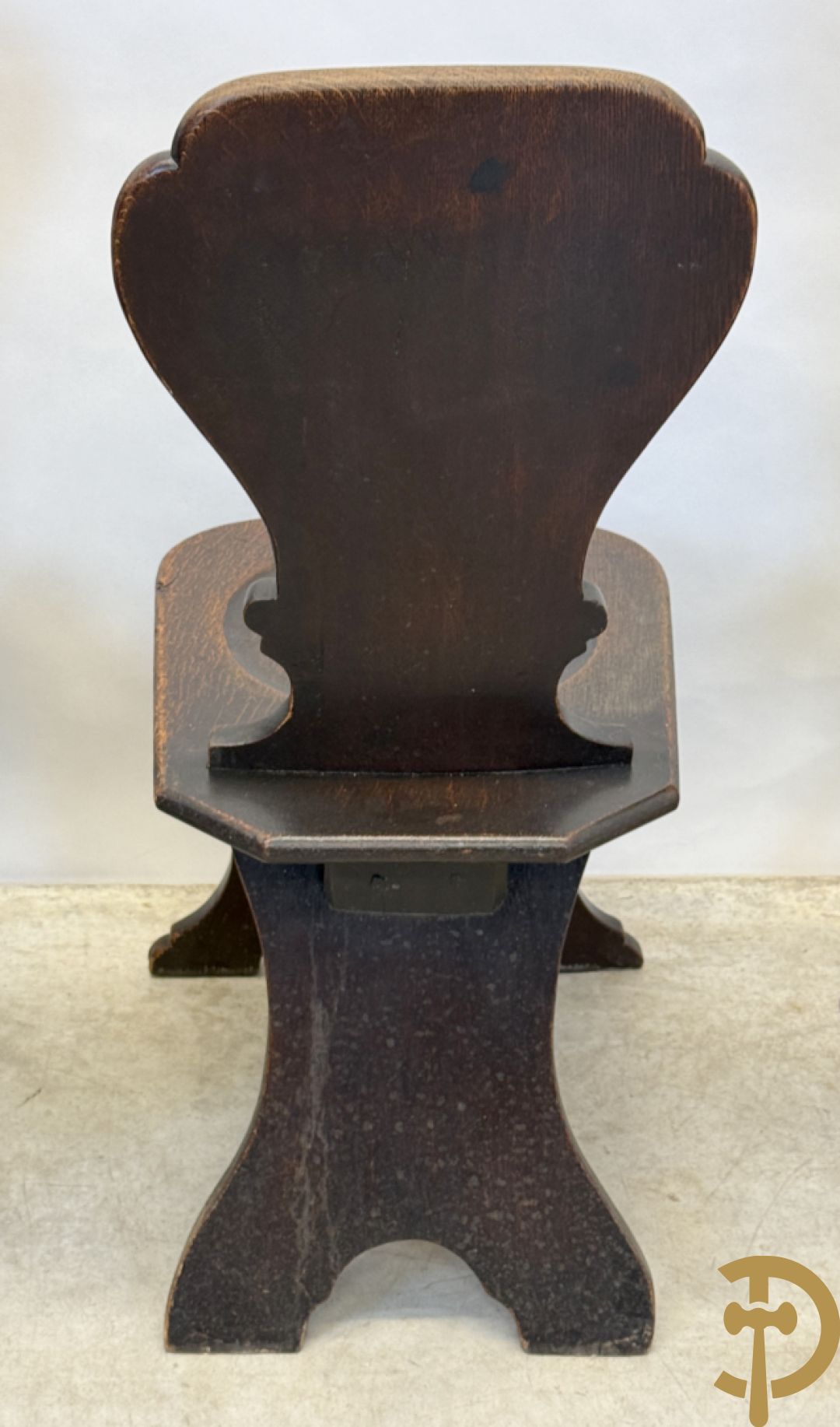 Zes landelijke eiken stoelen met beschilderde wapenschilden op de rug