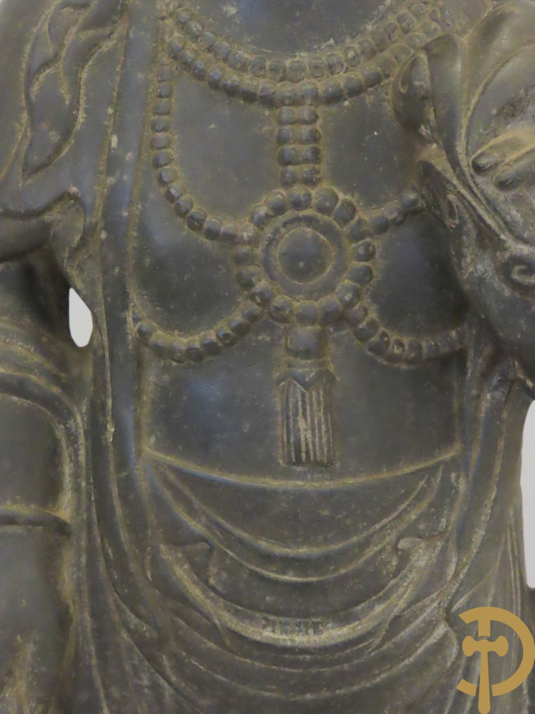 Aziatisch handgesculpteerd stenen beeld van een staande boedha