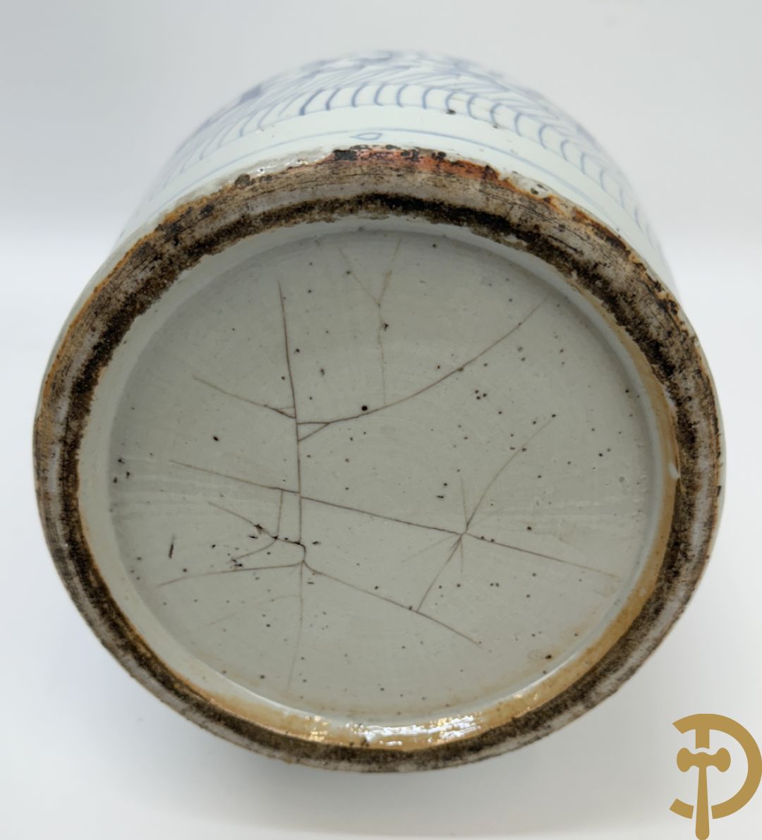 Paar blauw/witte Chinese porseleinen vazen met tekens en accanthusranken, 19e