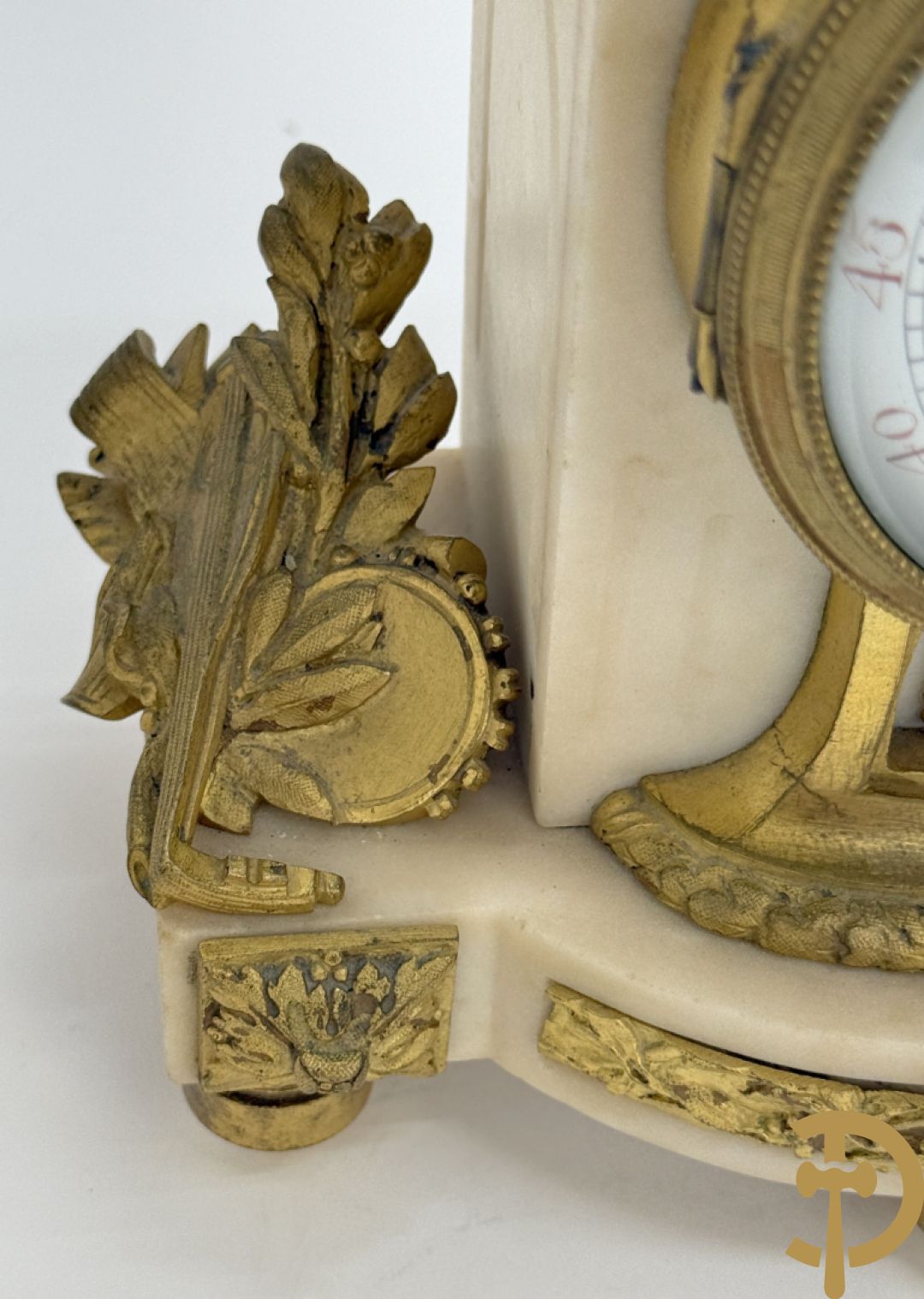 Driedelige garnituur met bronzen ornamenten van vogels en accanthusranken op marmeren basis