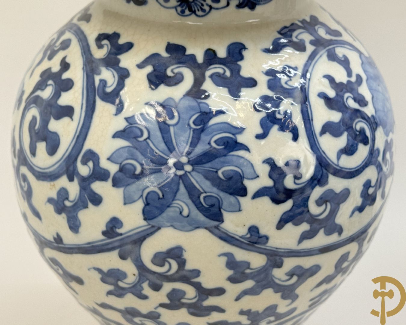 Paar Chinese dekselpotiches in blauw wit porselein met bloemendecor en accanthusranken