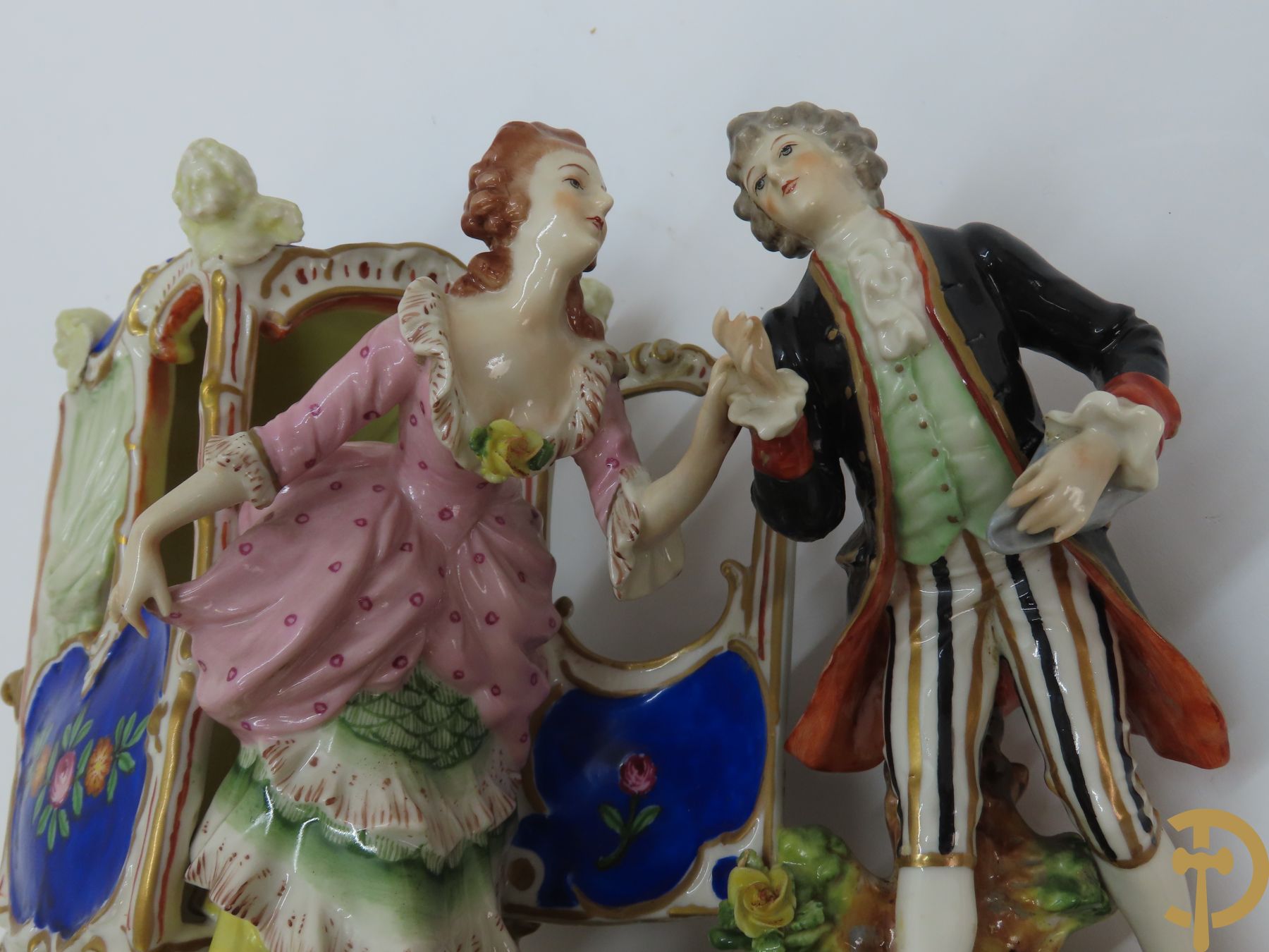 Vijf porseleinen beelden : Edelheer met dame in koets, Man met kar met bierton, koppel met eenden, koppel met gitaar en  paar heren aan schrijfbank