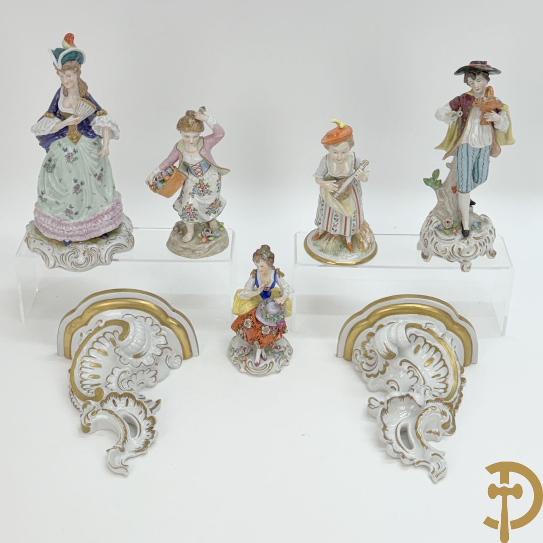Vijf porseleinen lieftallige figuren, Unterweisbach en Sax + 2 porseleinen consooltjes met rocailles