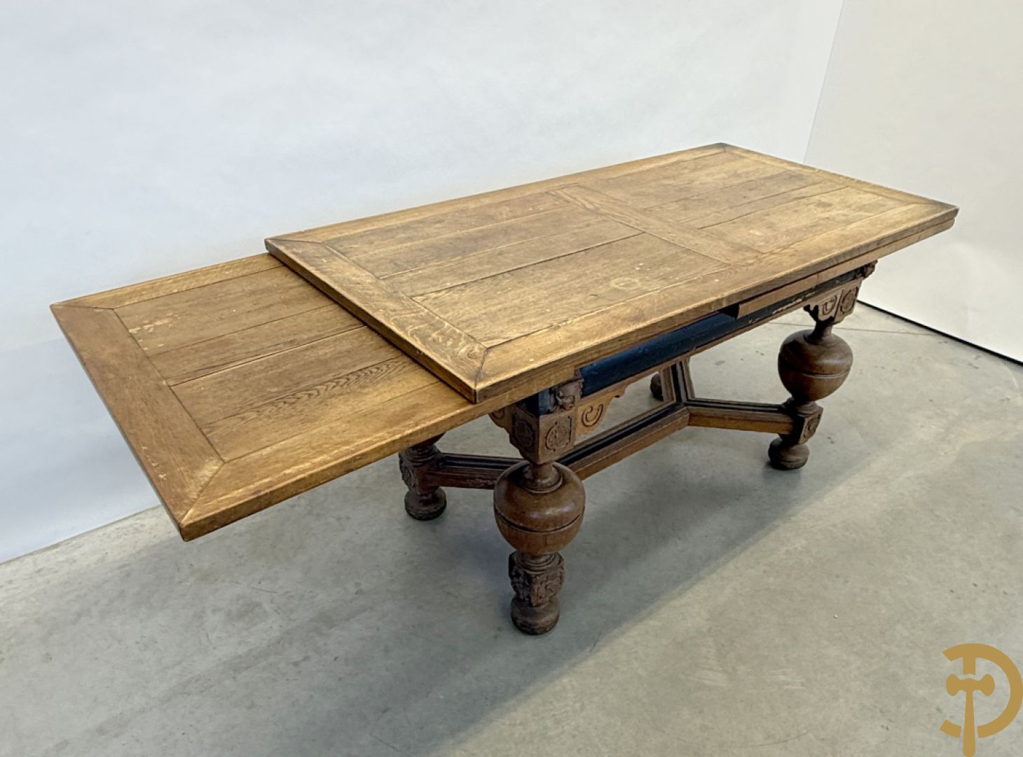 Eiken Neo Renaissance bolpoottafel bezet met rosassen en gesculpteerde kinderkopjes