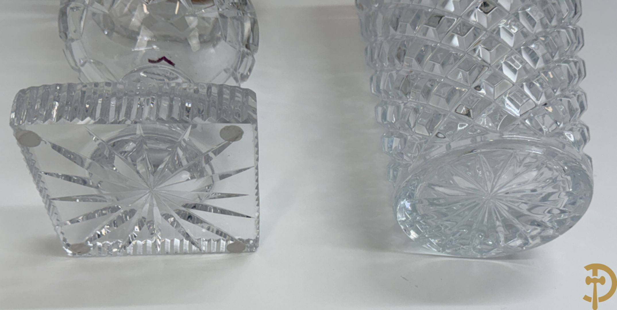 Helder kristallen geslepen coupe + 2 dragoirs in kristal gefacetteerd + 3 kristallen vazen + glazen vaas