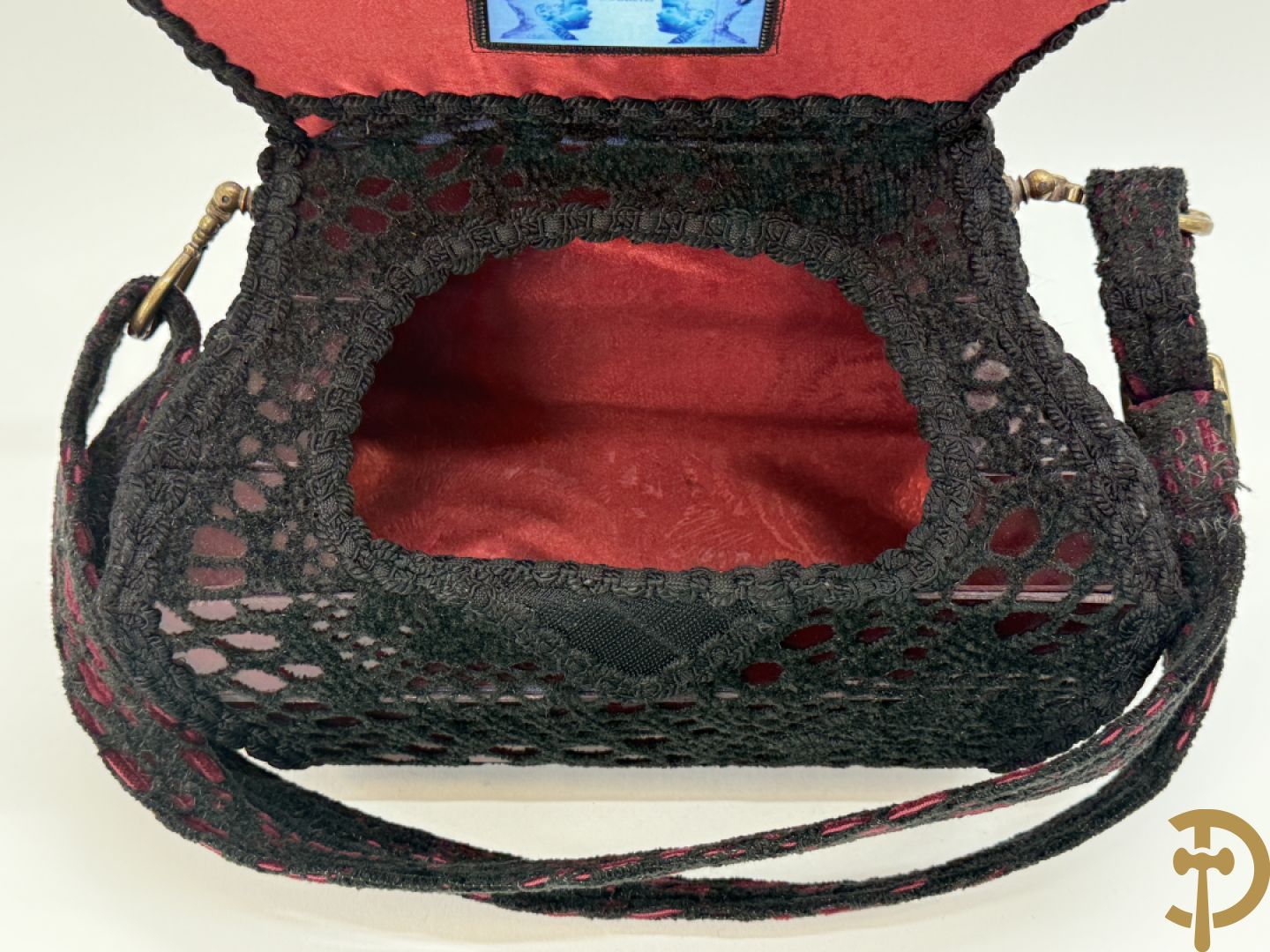 Pièce unique handtas van Wim Godderis met zwart haakwerk