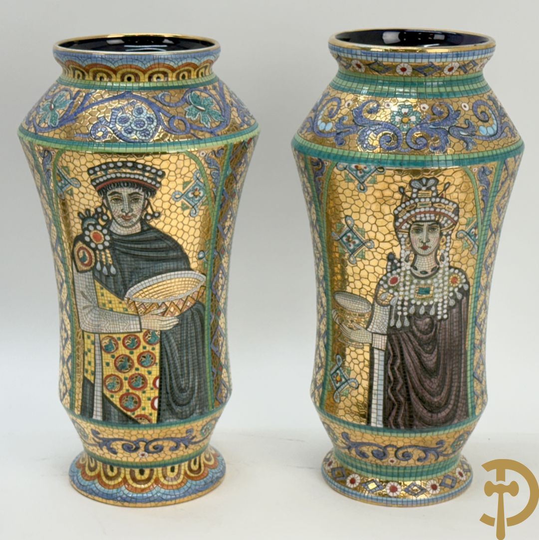 Twee Italiaanse vazen met verguld decor van personages en bloemenranken, Maioliche Deruta Italy 10005/45 en 10005/47