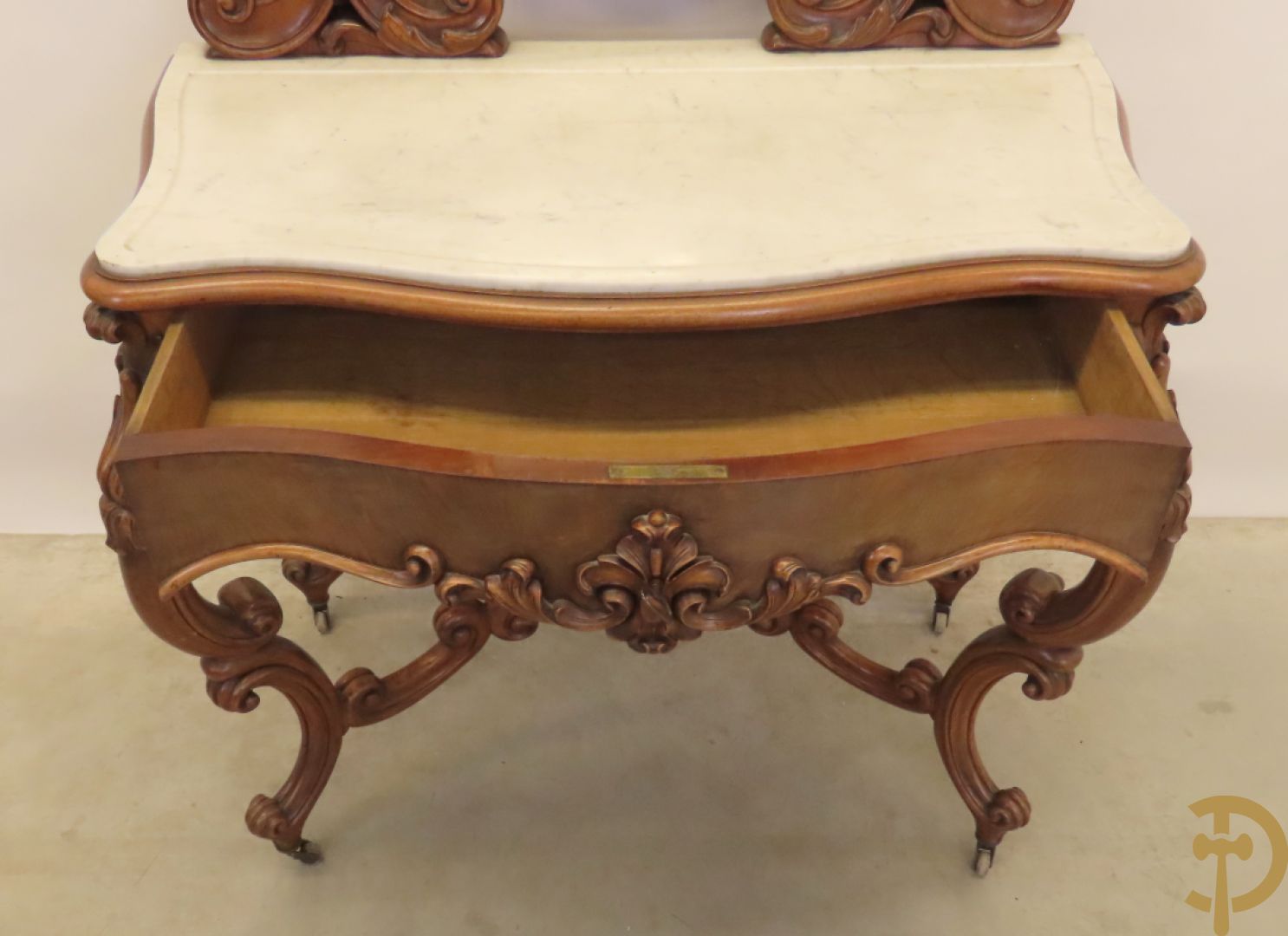 Opschiktafel Louis Philippe met accanthusranken, ovale spiegel en marmeren blad op voluutvormige poten