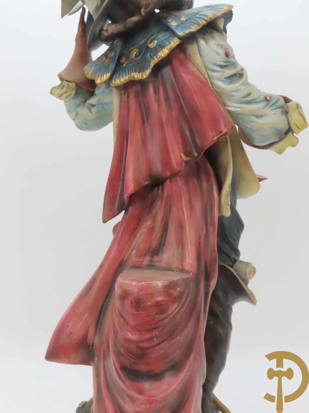 Twee Italiaanse beelden in meerkleurige faience, Cirano de Bergerac