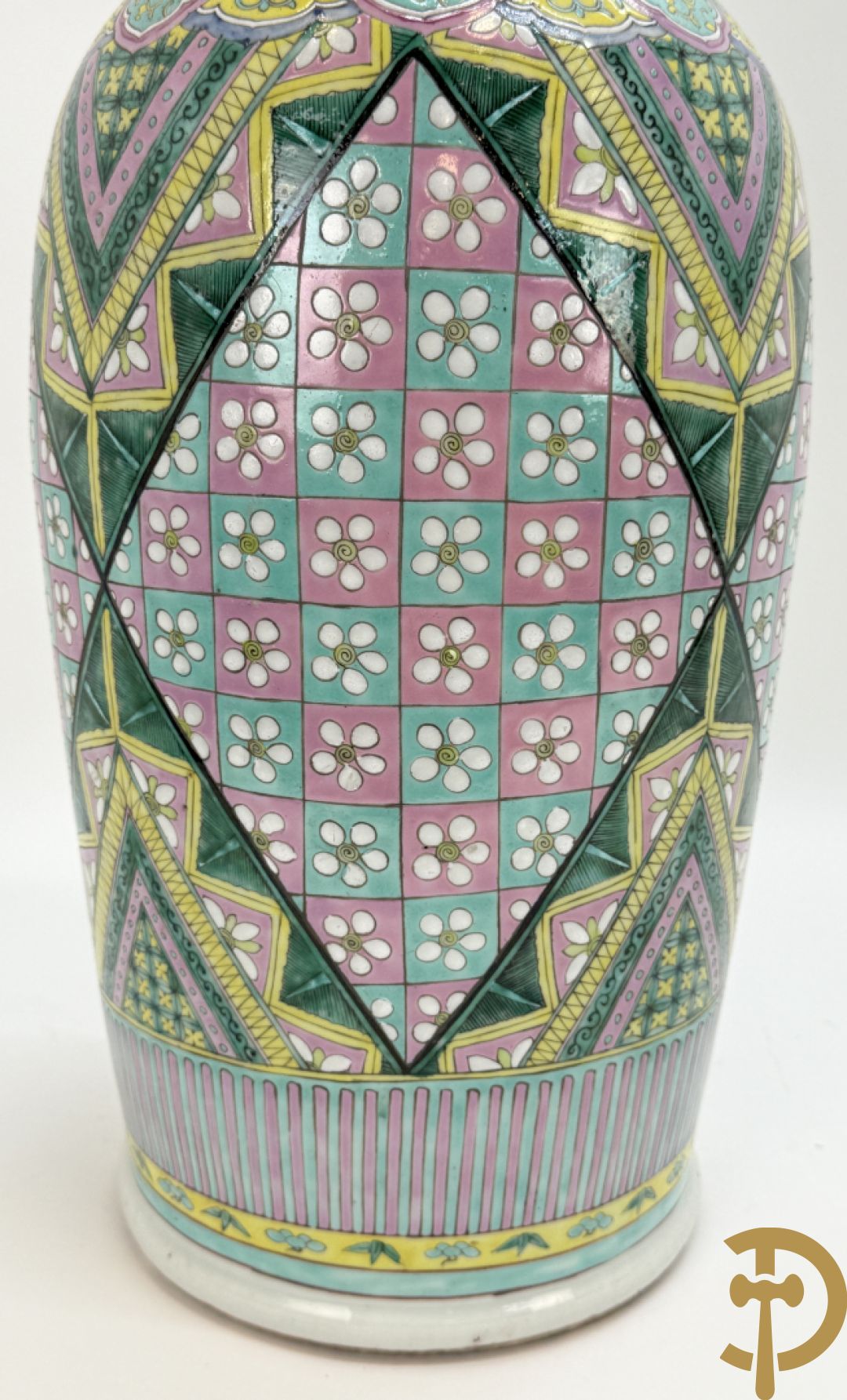 Chinese porseleinen vaas met ruitvormen en geometrische patronen, bovenaan met fo honden bezet