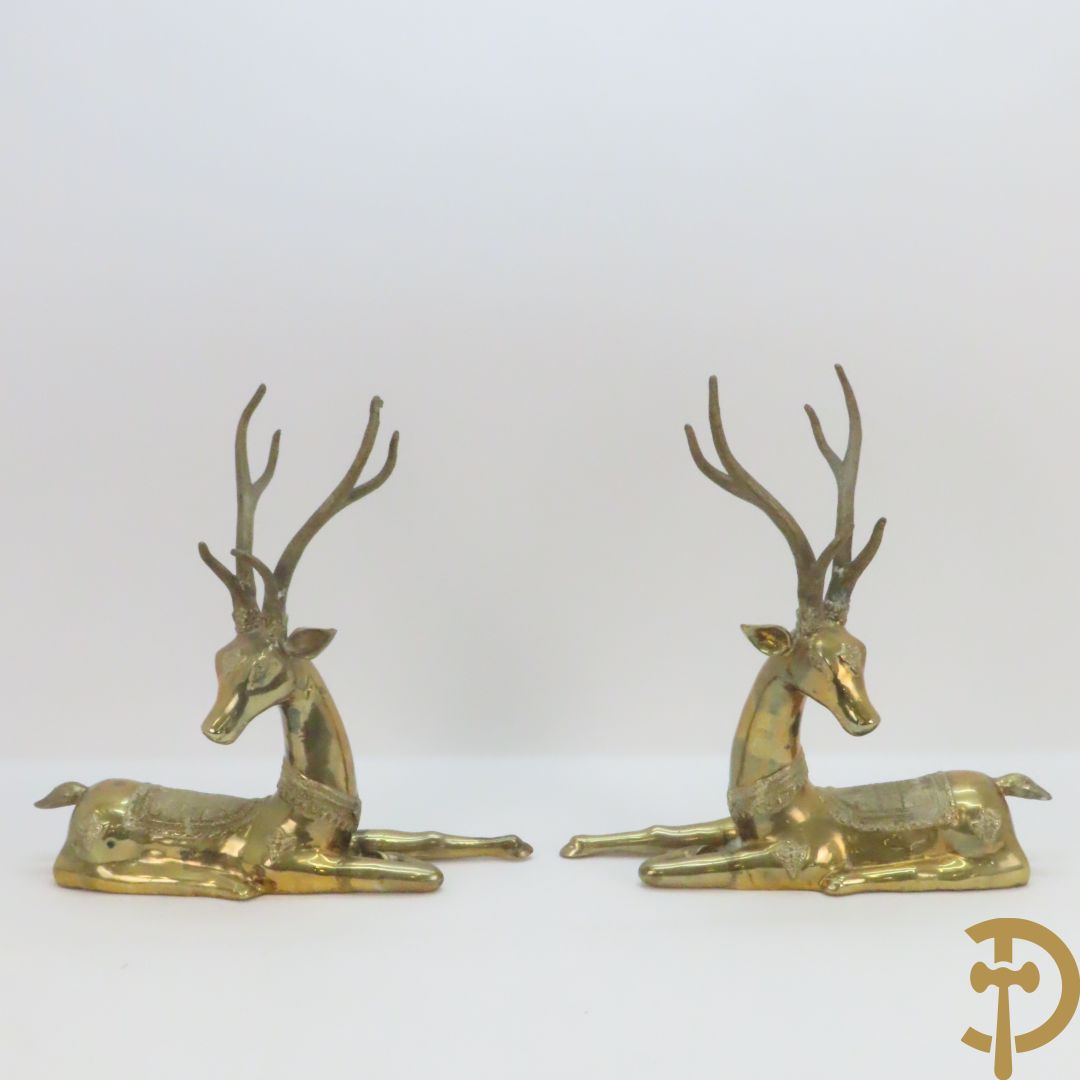 Paar koperen liggende herten
