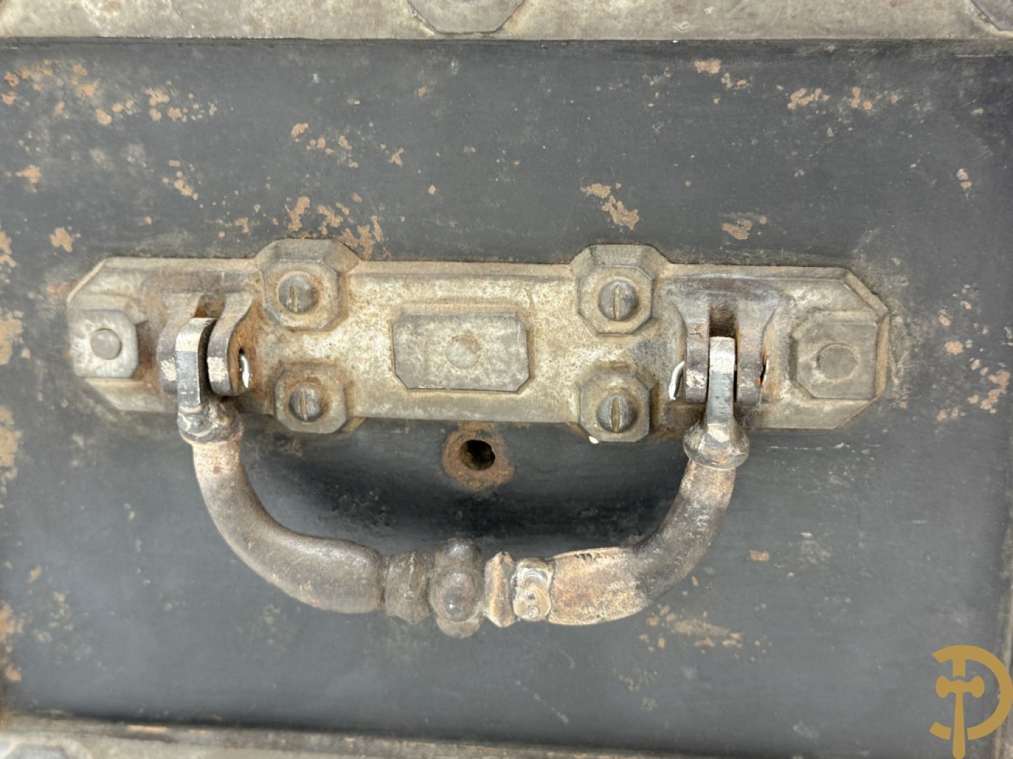 Gietijzeren brandkoffertje met 2 handvaten Incombustible Bauche à Gueux (Marnes) met sleutel