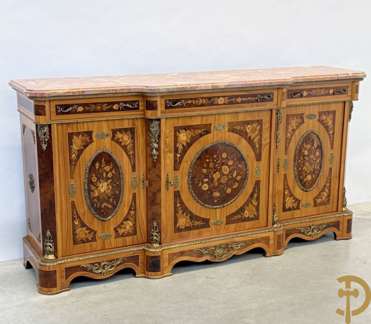 Notelaren driedeursdressoir met bloemenmarquetterie, bronsbeslag en marmeren blad