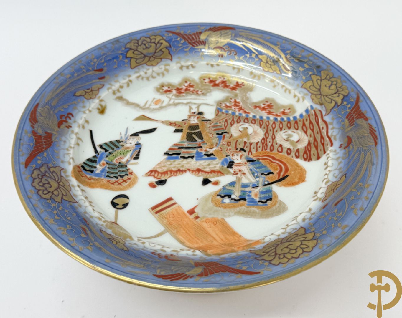 Paar Japanse meerkleurige porseleinen schalen met krijgerdecor op voet