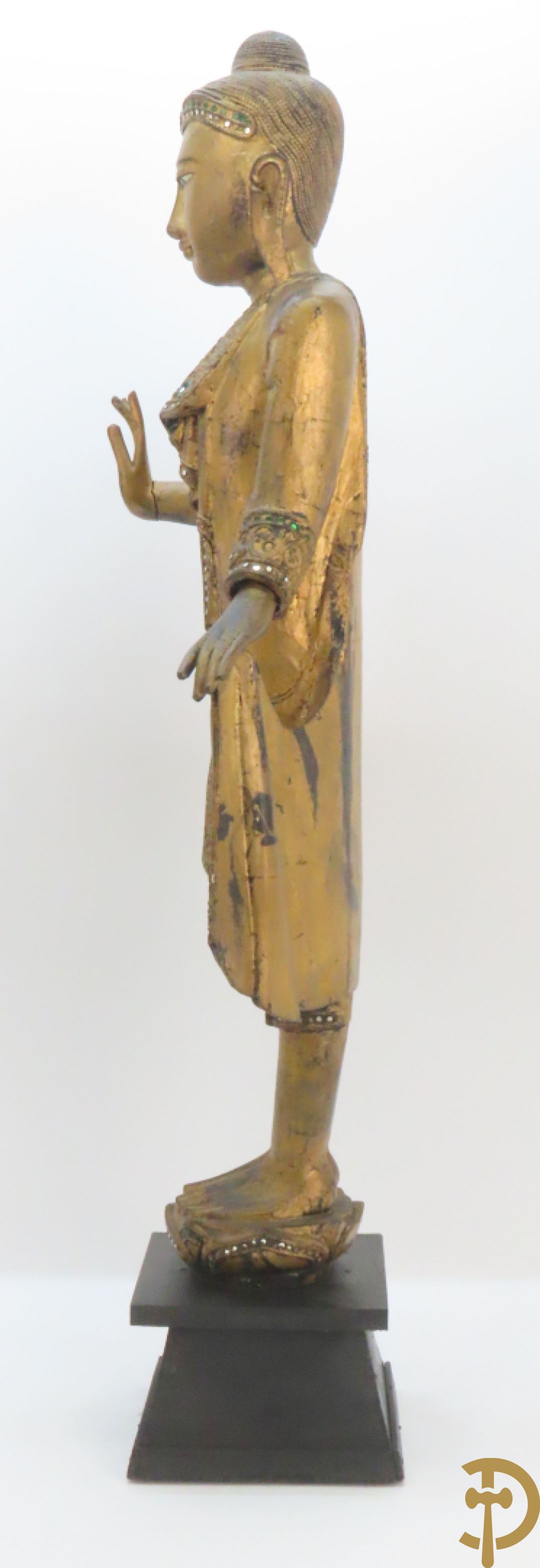 Grote staande vergulde houtgesculpteerde boedha +vergulde  zittende houten boedha met edelsteentjes