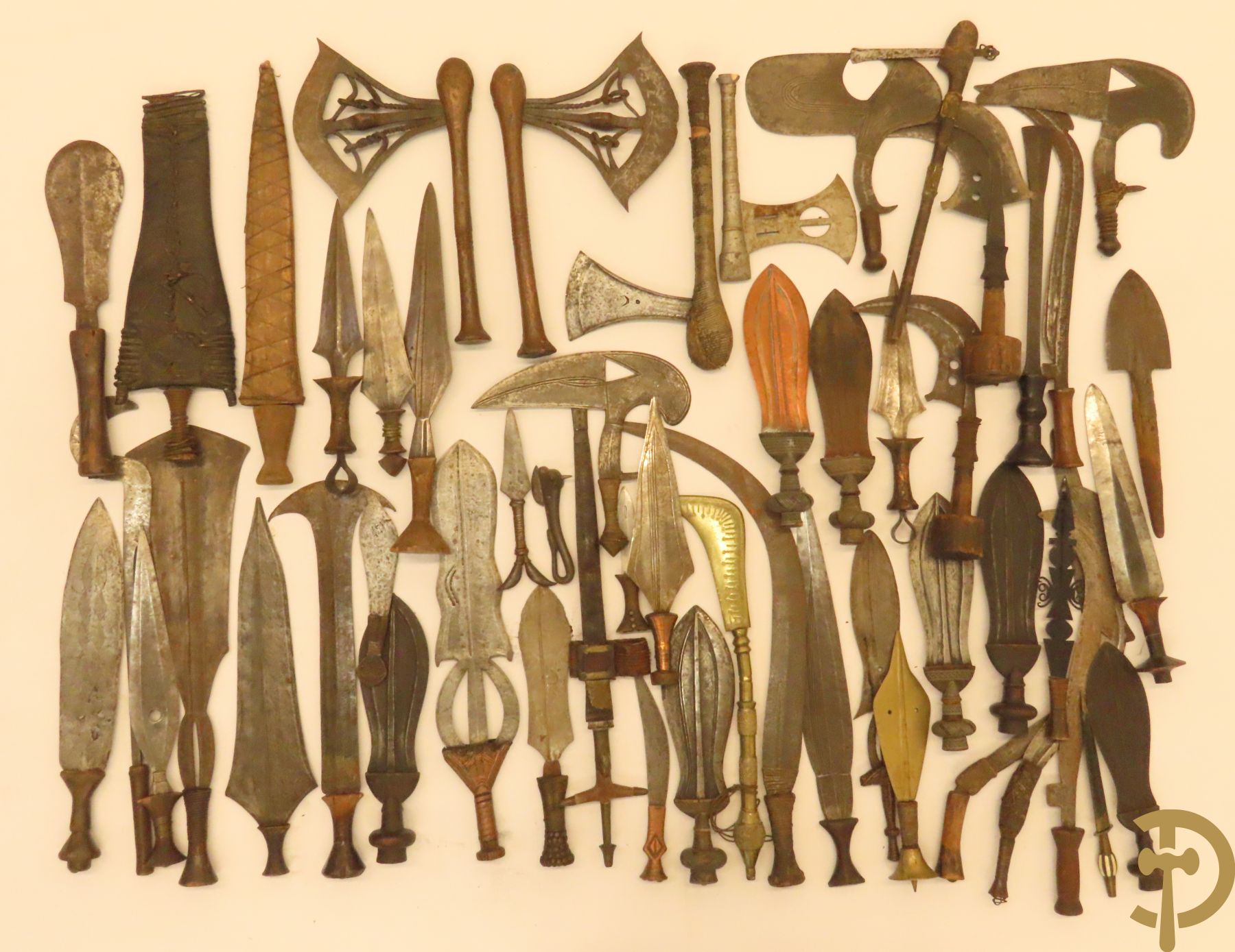Verzameling mooi bewerkte Afrikaanse machetes, messen, speren, bijlen e.a.