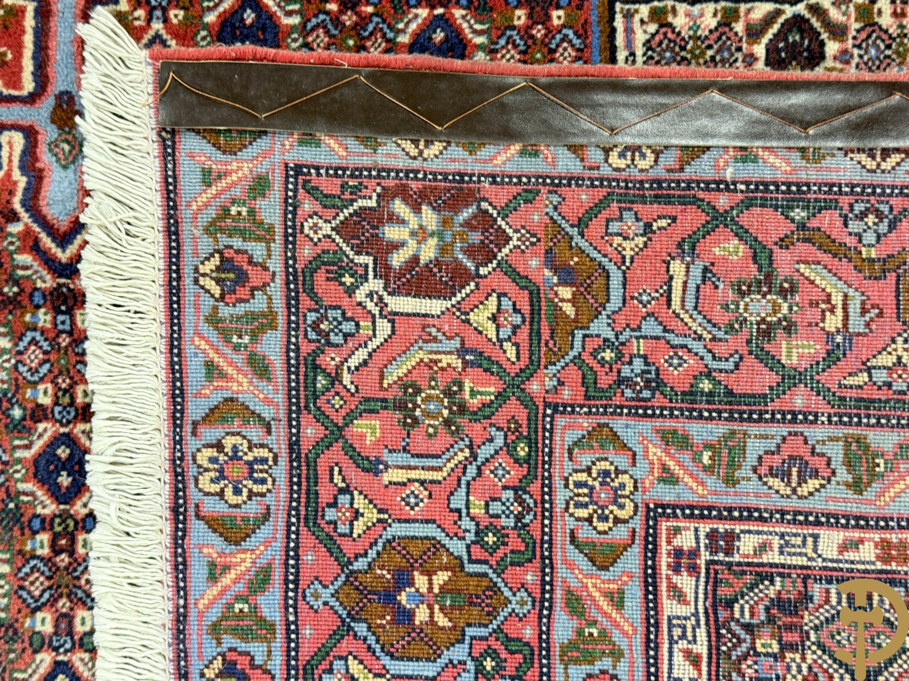 Oosters handgeknoopt tapijt met centraal trapeziumvormig decor