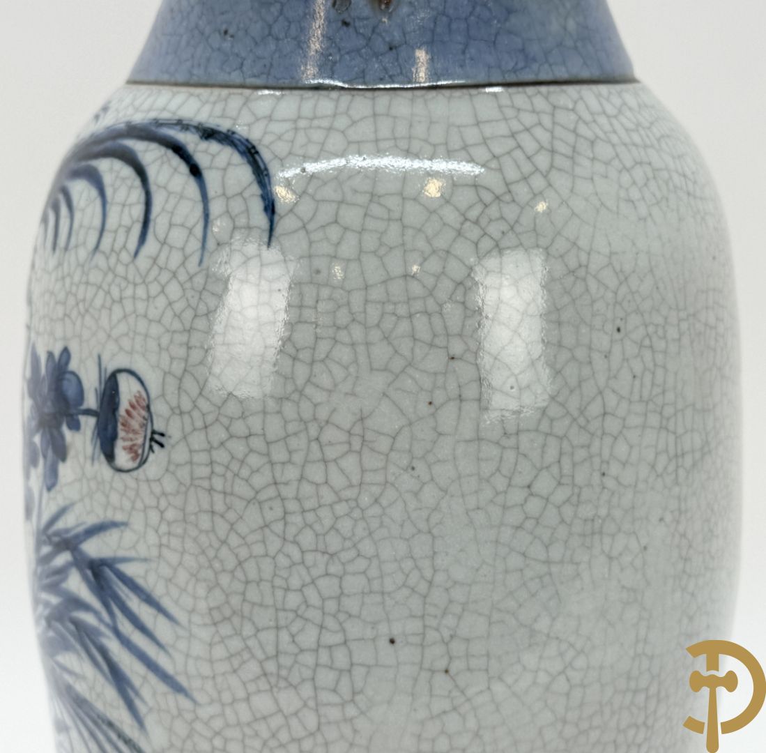 Chinese porseleinen blauw/witte Nankin vaas met bloemen- en vogeldecor en bezet met vruchten