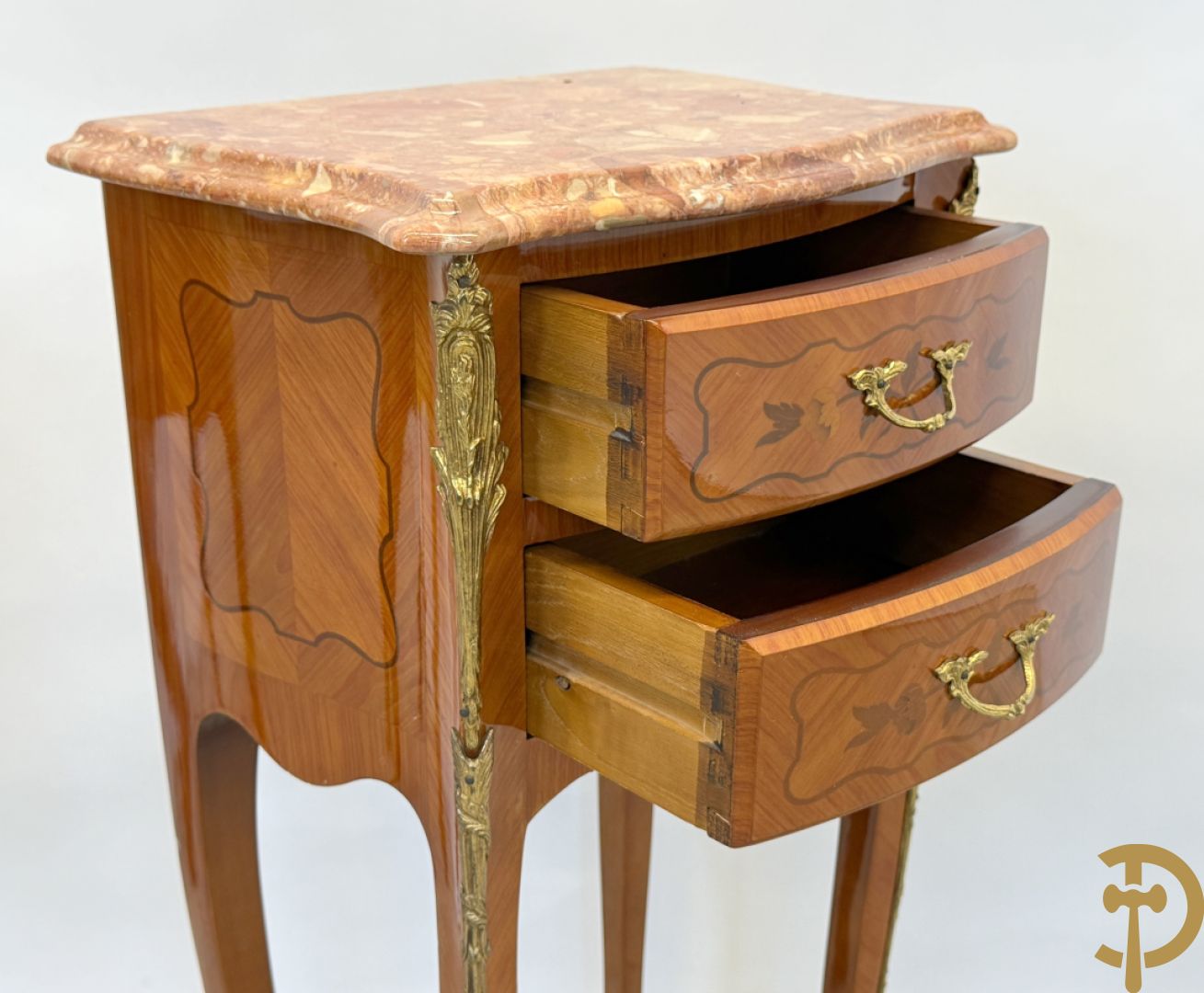 Paar notelaren Louis XV bijzetkastjes op hoge poten met 2 lades, bezet met bronzen ormamenten en marmeren blad