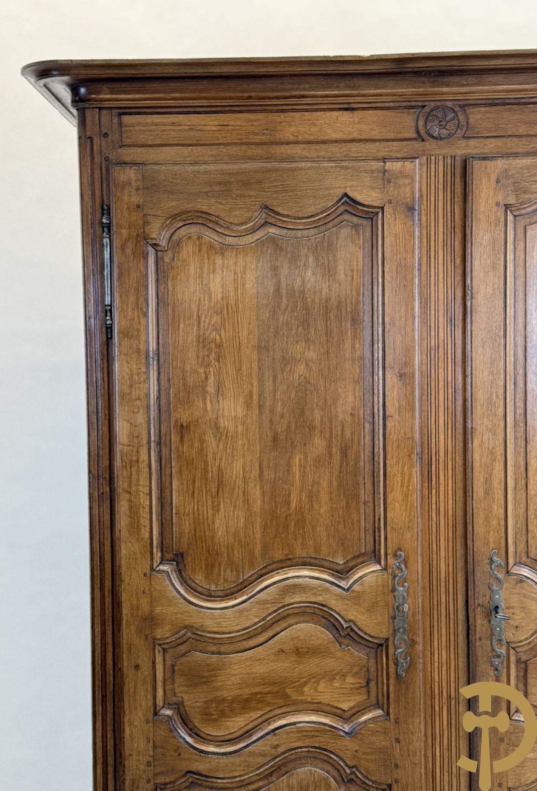 Massief eiken tweedeurskast met afgestoken panelen en gecanneleerde afgeronde hoeken