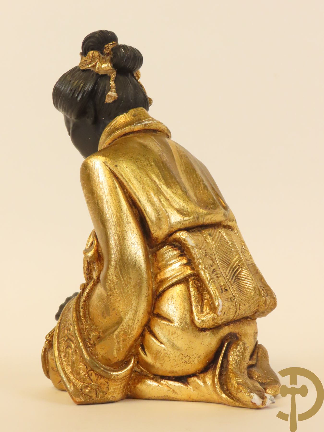 Aziatica bestaande uit bronzen zittende boedisatsvat onder boom, 2 bronzen olifanten met Indische figuren, bronzen zittende boedha, 4 Aziatische houtsculpturen van wijsgeren, Japanse dame in Satsumat en gipsen geknielde geisha