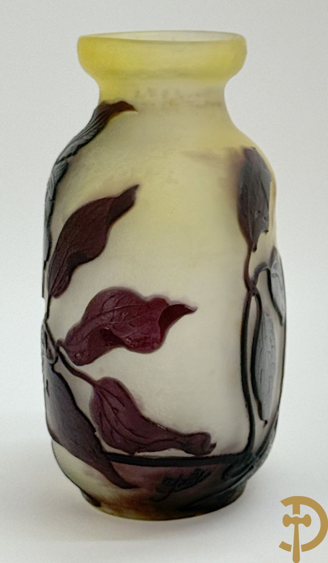 Art Nouveau vaas met gestyleerde bloemen, gezuurd en getekend Gallé