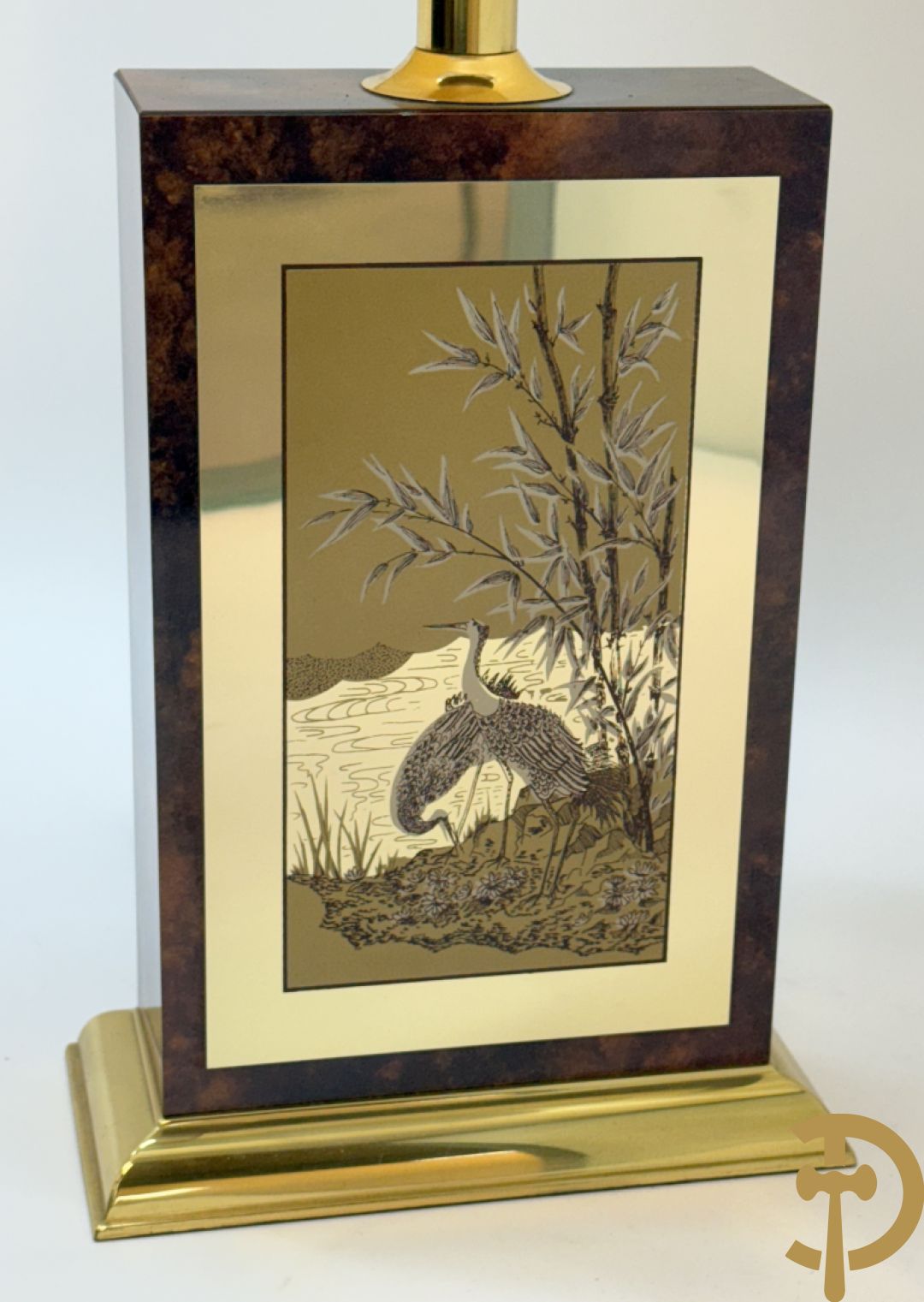 Vintage salontafel met geslepen glazen blad met bladgoud bewerkt op koperen voeten, Meersman Lucas getekend + 2 sidetables met geslepen glazen blad met bladgoud bewerkt op koperen voet, Meersman Lucas getekend + bijhorende lampadaire