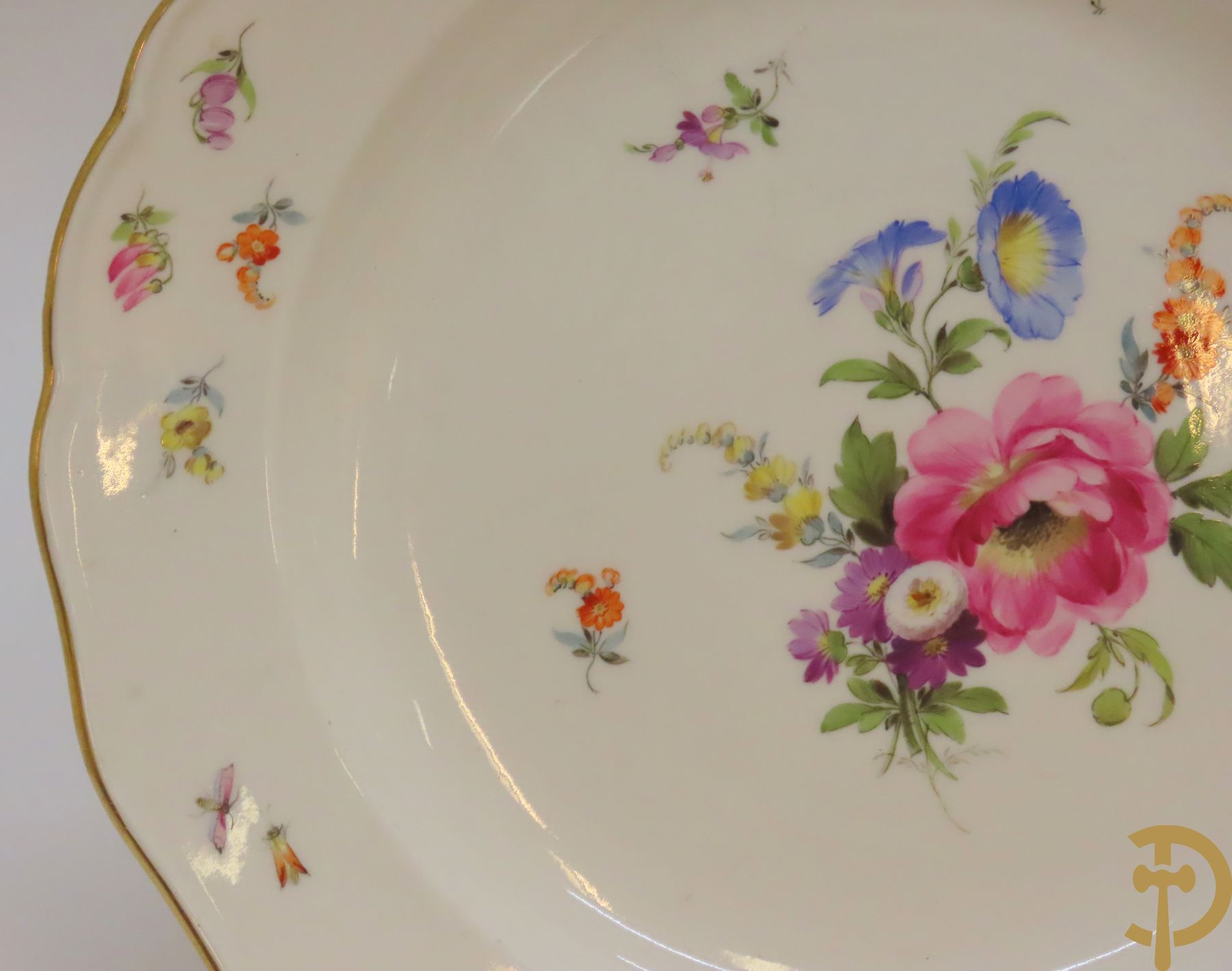 Zes porseleinen borden onder gemerkt met zwaarden / Meissen : 1 bord met stadstafereel, 1 verlucht bord met drakendecor, 1 bord met vogeldecor, 1 met bloemen en 2 met bloemendecor omgeven door vergulde rand