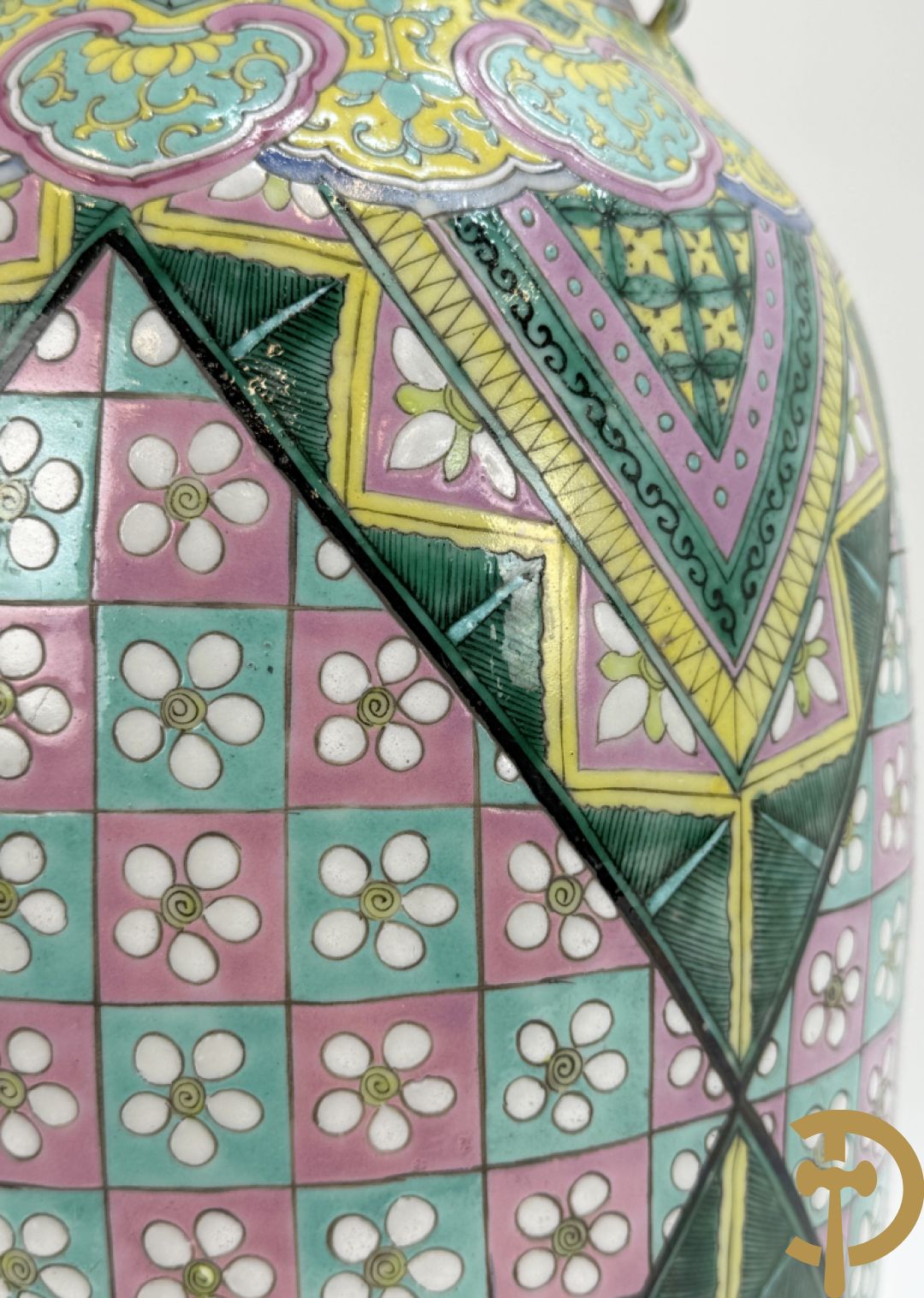 Chinese porseleinen vaas met ruitvormen en geometrische patronen, bovenaan met fo honden bezet