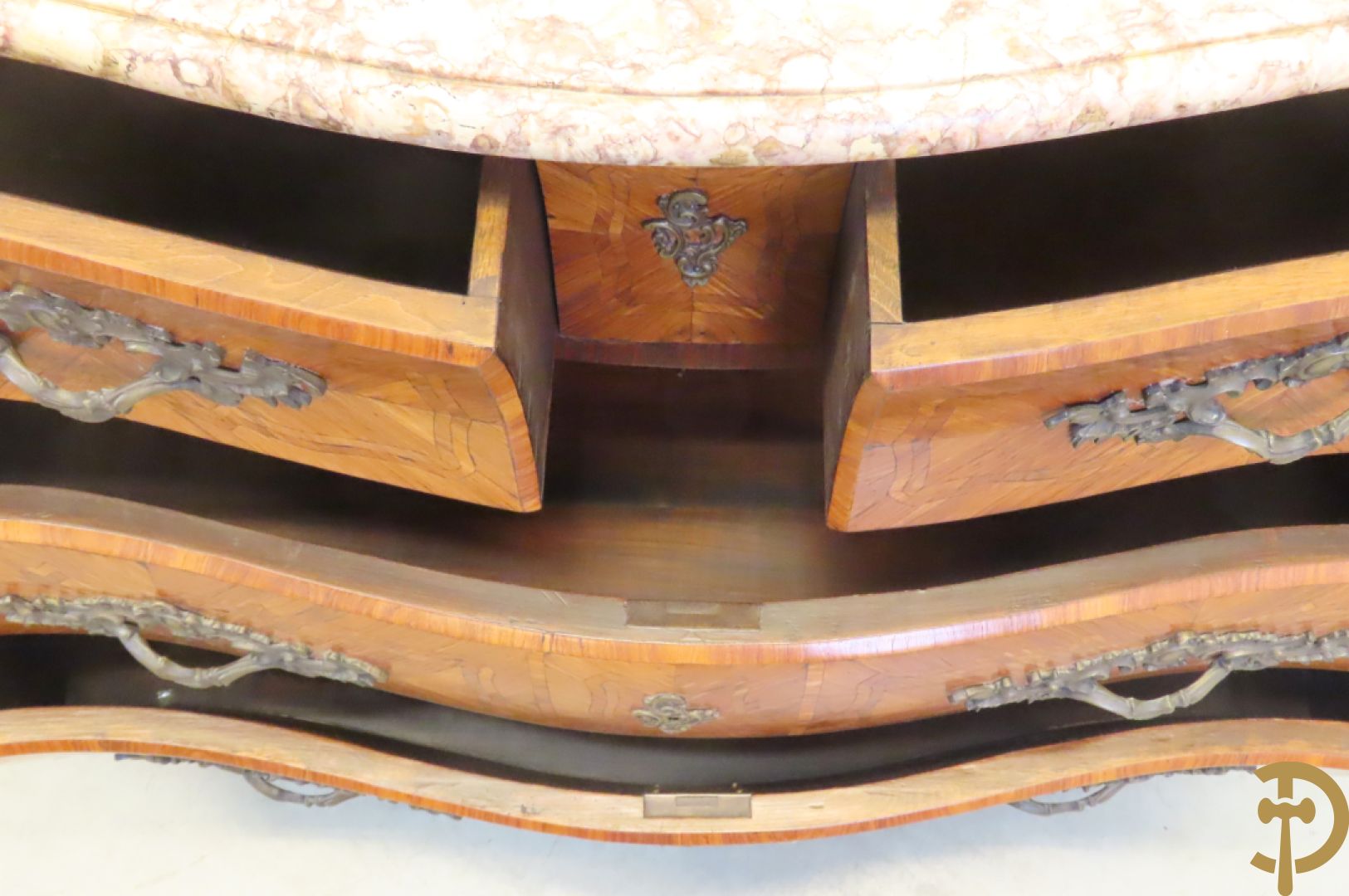 Gegalbeerde vierladencommode met bronsbeslag, marqueterie en marmeren blad