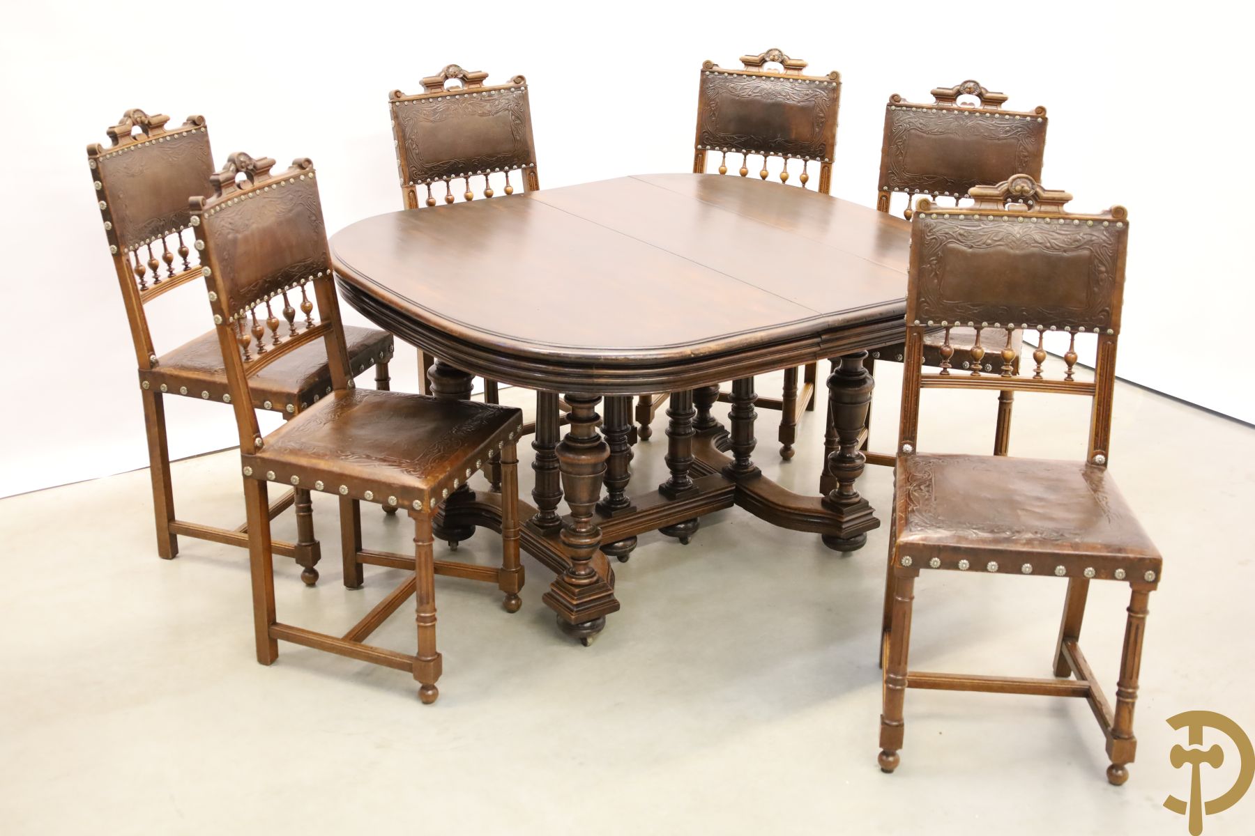 Notelaren Henri II tafel met ballusters (uittrekbaar) + 6 bijhorende stoelen met lederbekleding