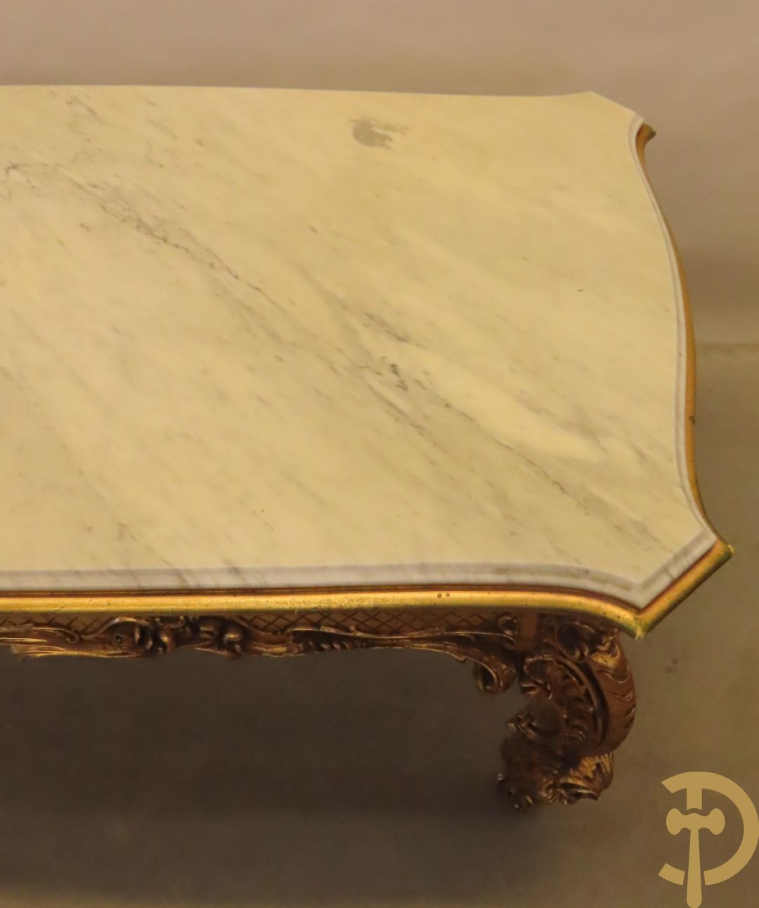 Uitzonderlijke vergulde Louis XV eetkamer bestaande uit vijfdeursdressoir met voluutvormige accanthusranken en rocailles, beschilderd met bloemenmotieven en centraal tafererel met hoornen des overvloeds + bijhorende spiegel vergulde tafel op voluutvormige poten met zes bijhorende stoelen + vitrine met accanthusranken en centrale deur, op voluutvormige poten