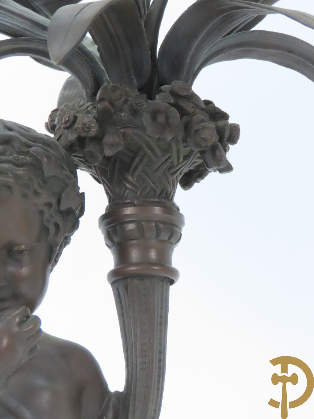 CLODION getekend - Paar elegante bronzen dames met tambour en fruit, geflankeerde door jonge faune, op marmeren klokstel - opgebouwd als garnituur met 2 kandelaars met bronzen kindjes dragende een toorts met bloemen en kaarsen