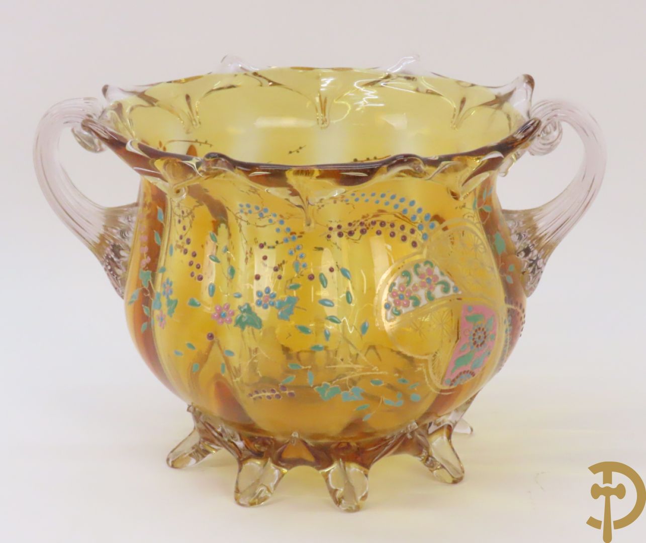 Mongeblazen glazen driestel bestaande uit centrale coupe met 2 oren, zijdelings met 2 eivormige coupes met gekleurd bloemendecor