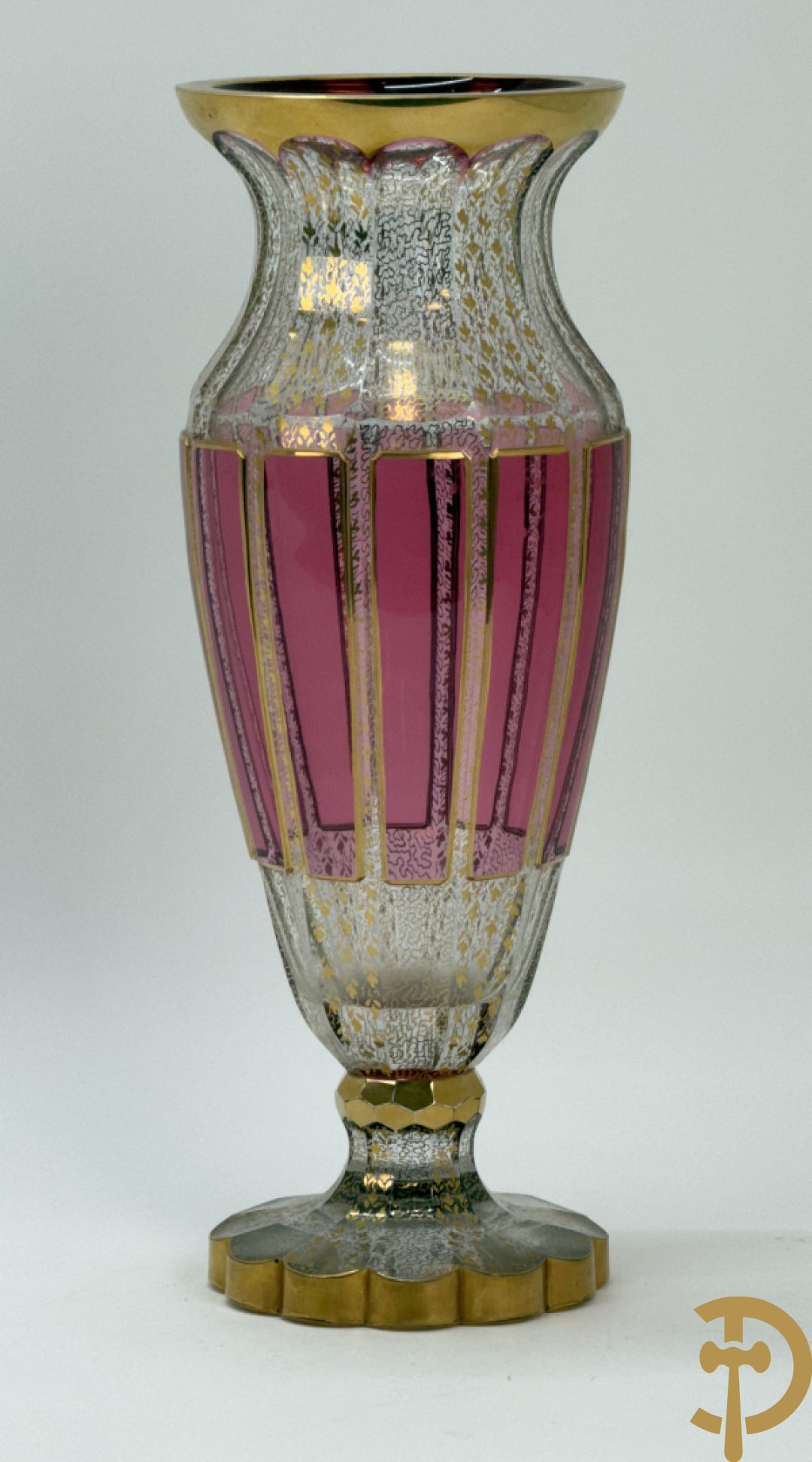 Gelobde kristallen vaas met gouddecor