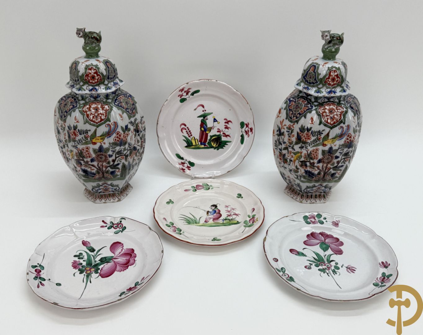 Paar polychrome Delftse zeshoekige dekselvazen met bloemen- en vogeldecor + 4 Strassbourgborden