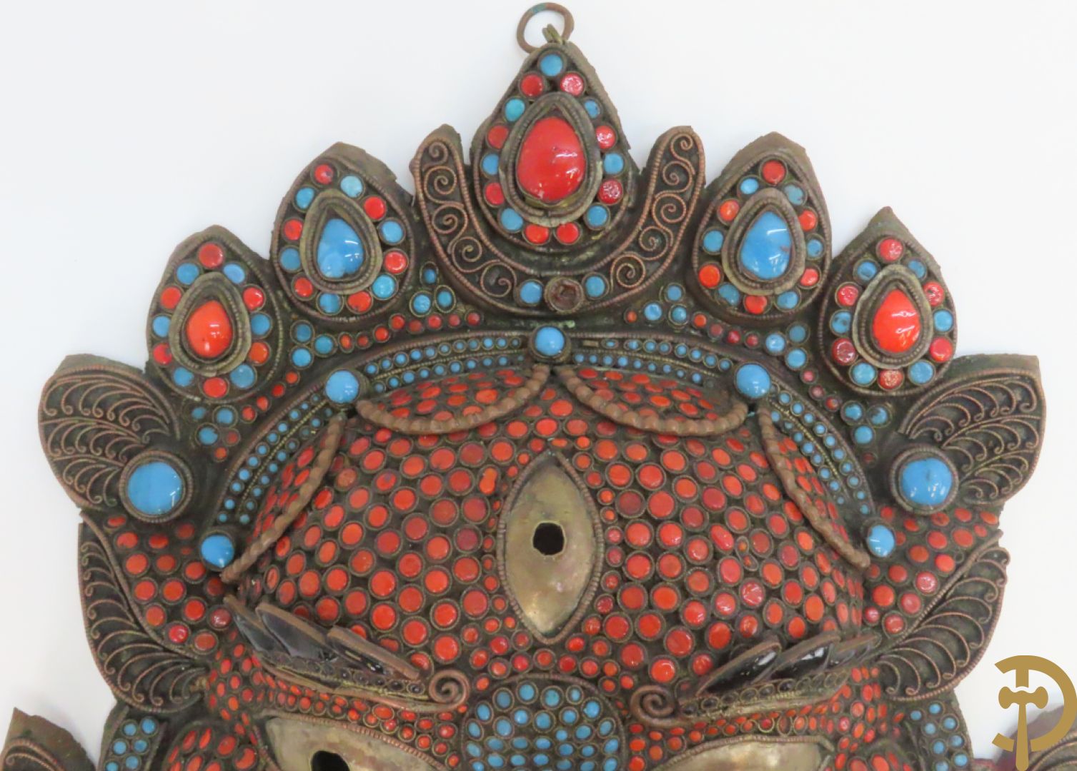 Paar Aziatische koperen maskers met cloisoné techniek